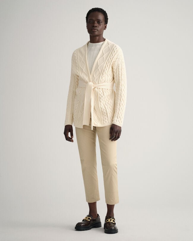 Casaco de malha entrançada com frente de trespasse