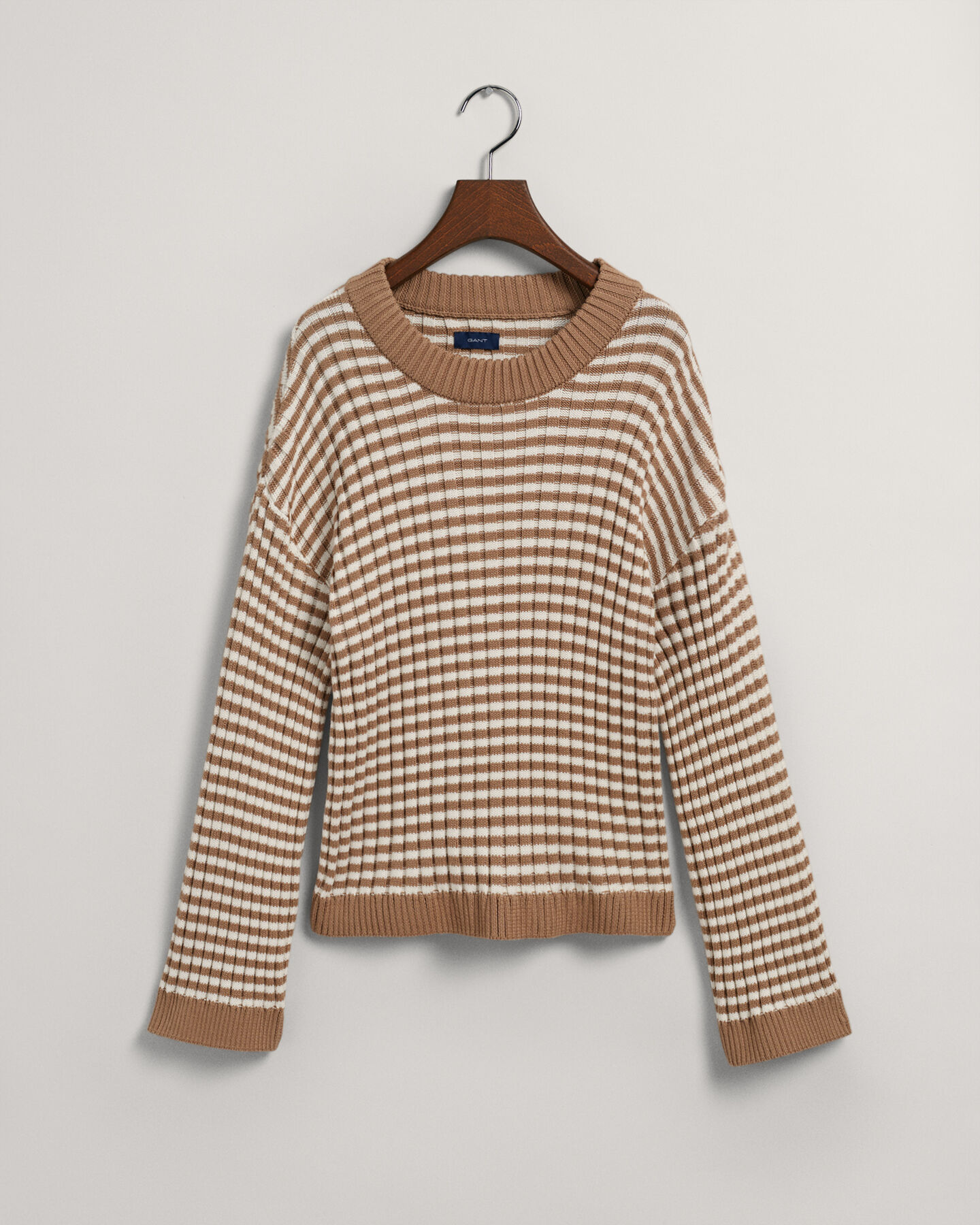 Pulover com decote redondo em malha de algod&atilde;o &agrave;s riscas