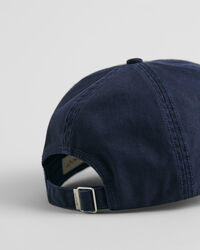 Boné com emblema desgastado