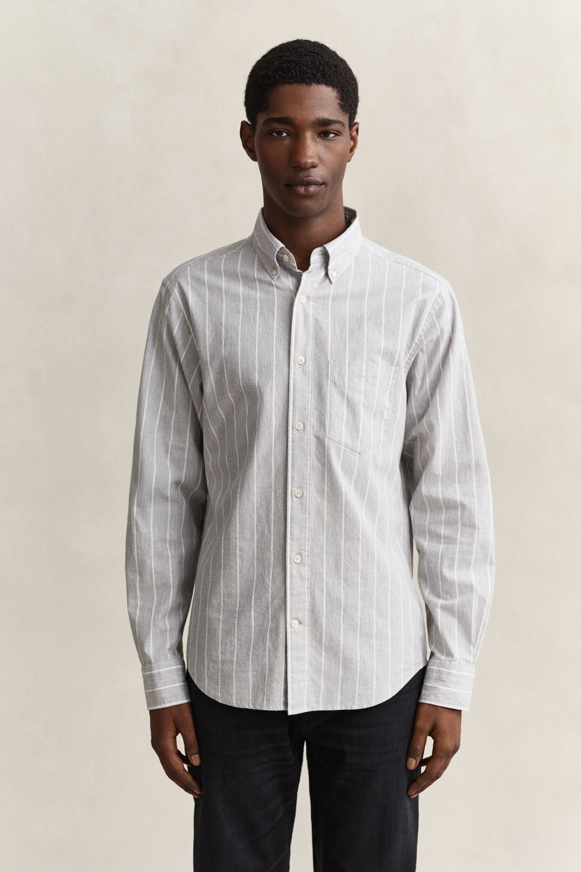 Camisa em popelina e mistura de tecidos às riscas