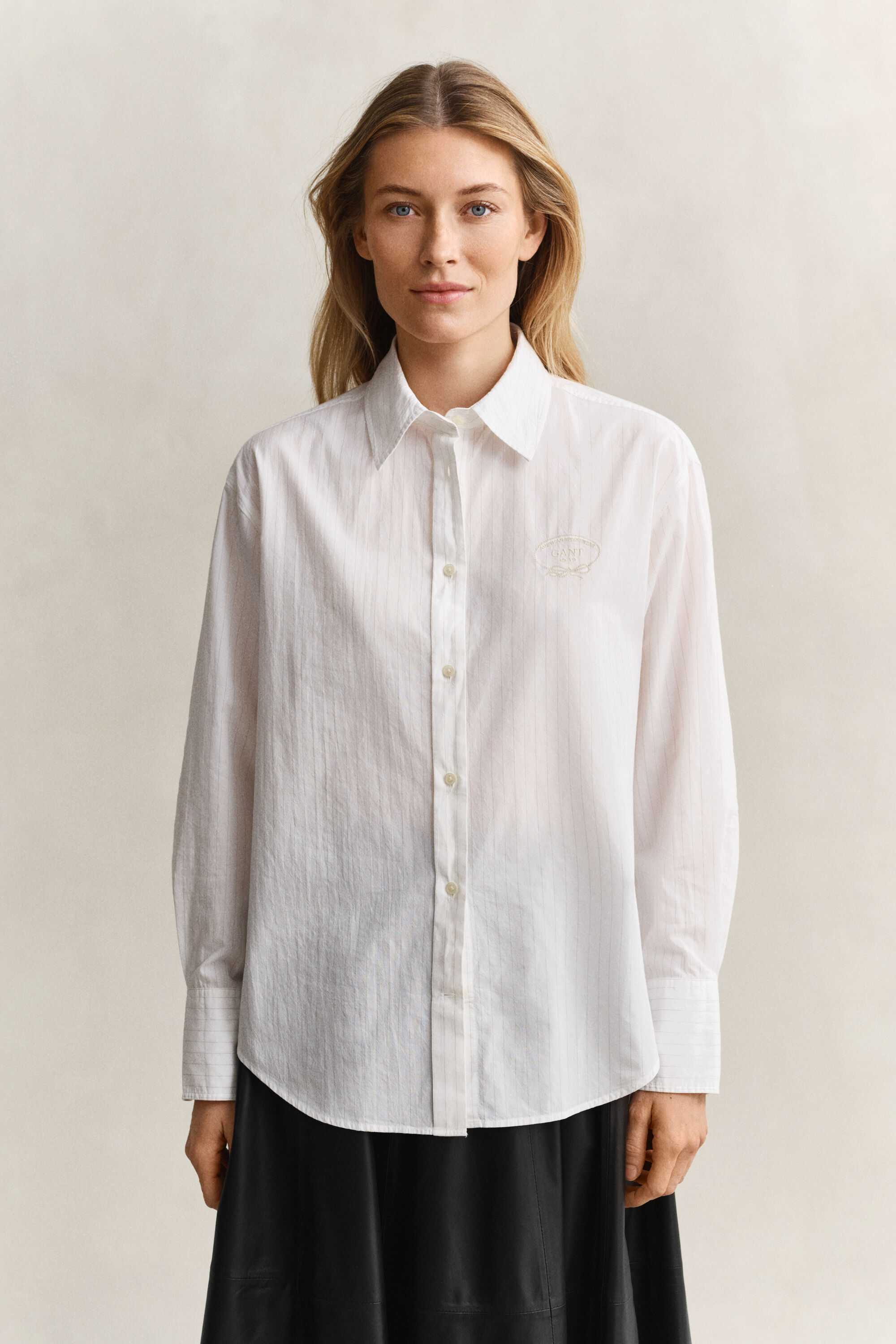 Camisa bordada às riscas