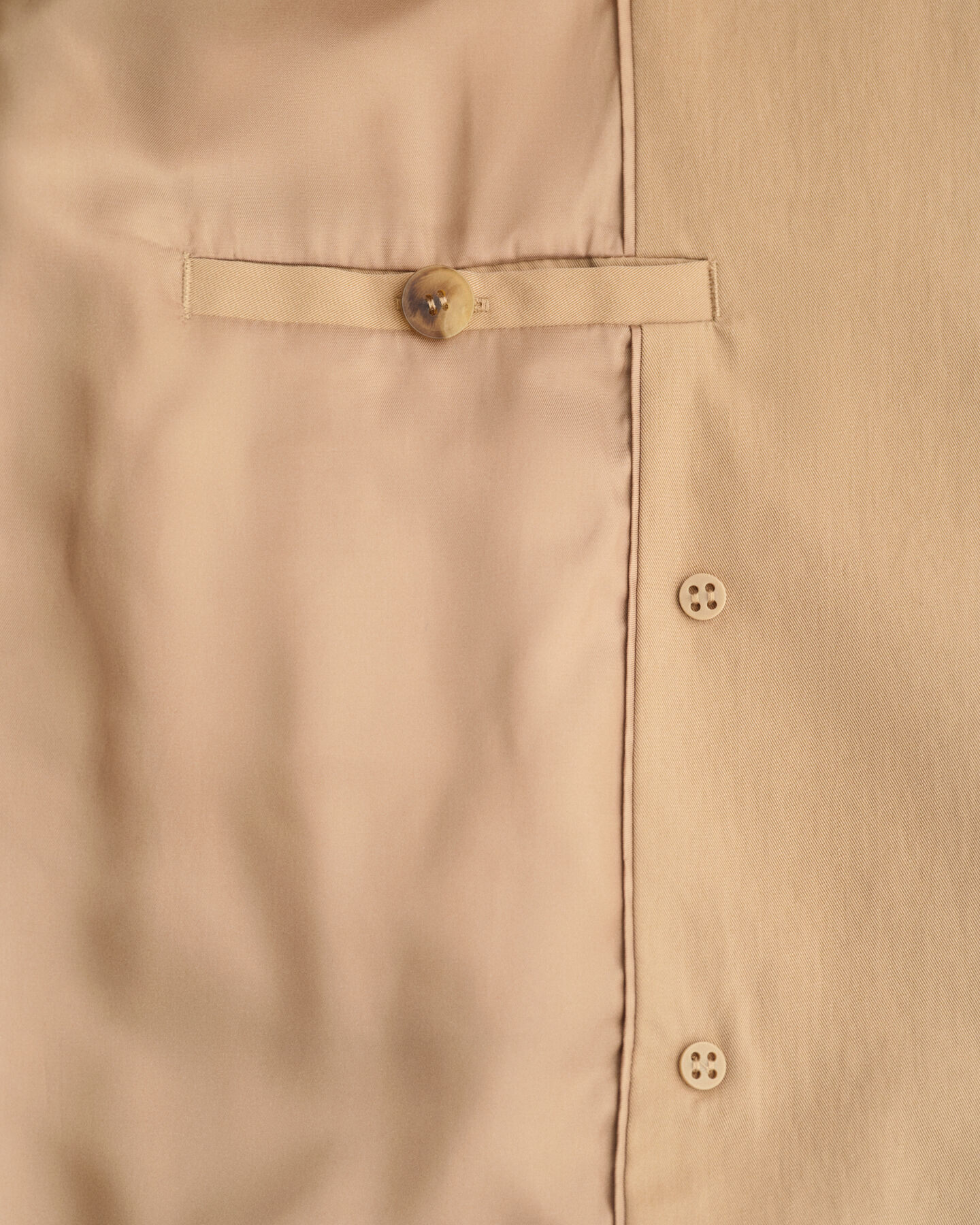 Casaco estilo gabardina com comprimento médio