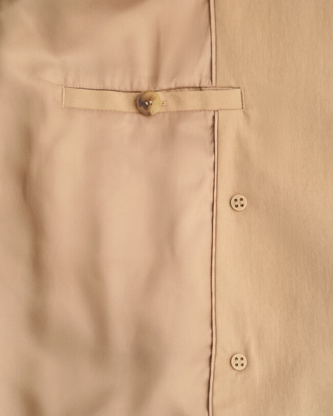 Casaco estilo gabardina com comprimento médio