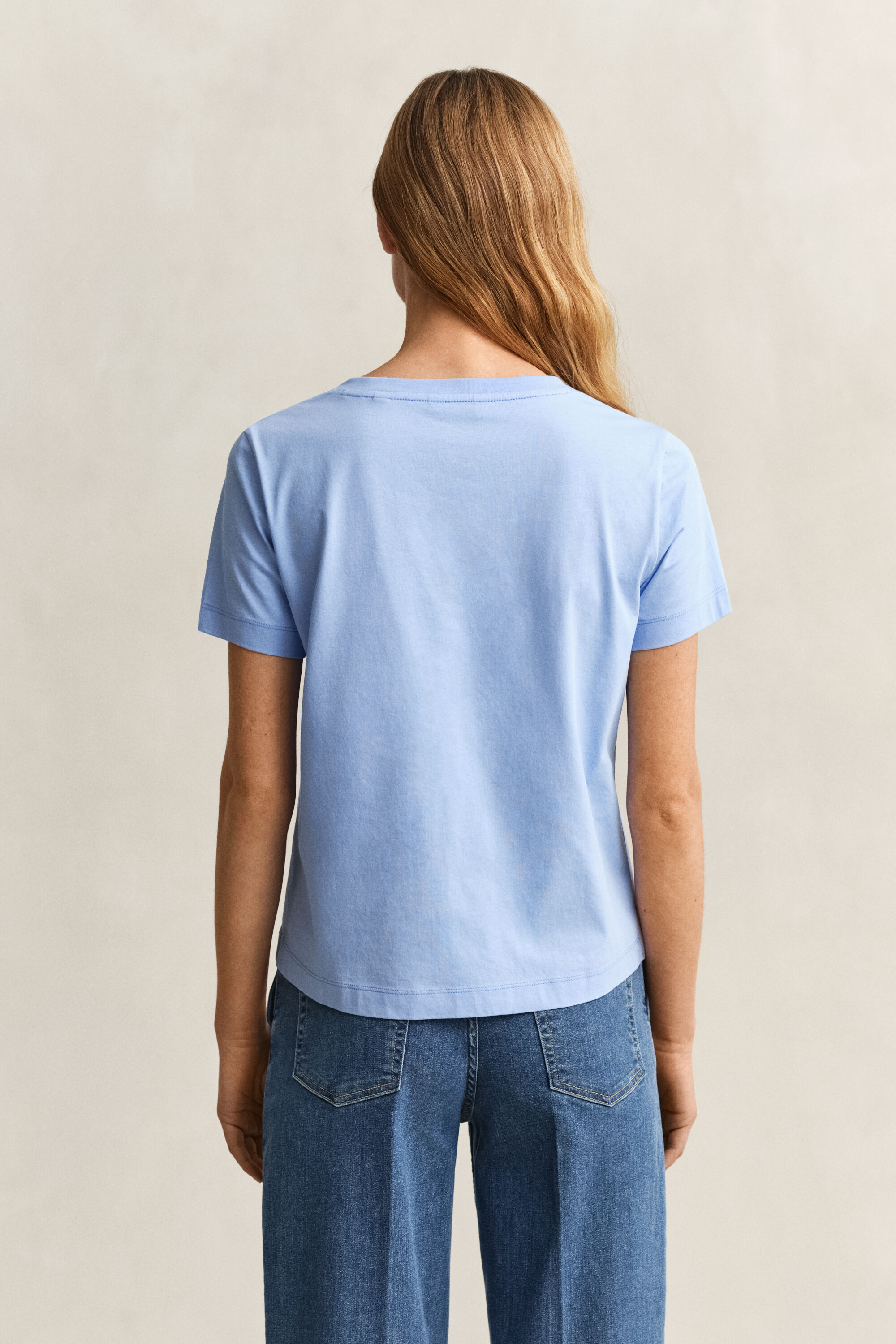 T-shirt com decote em V Shield