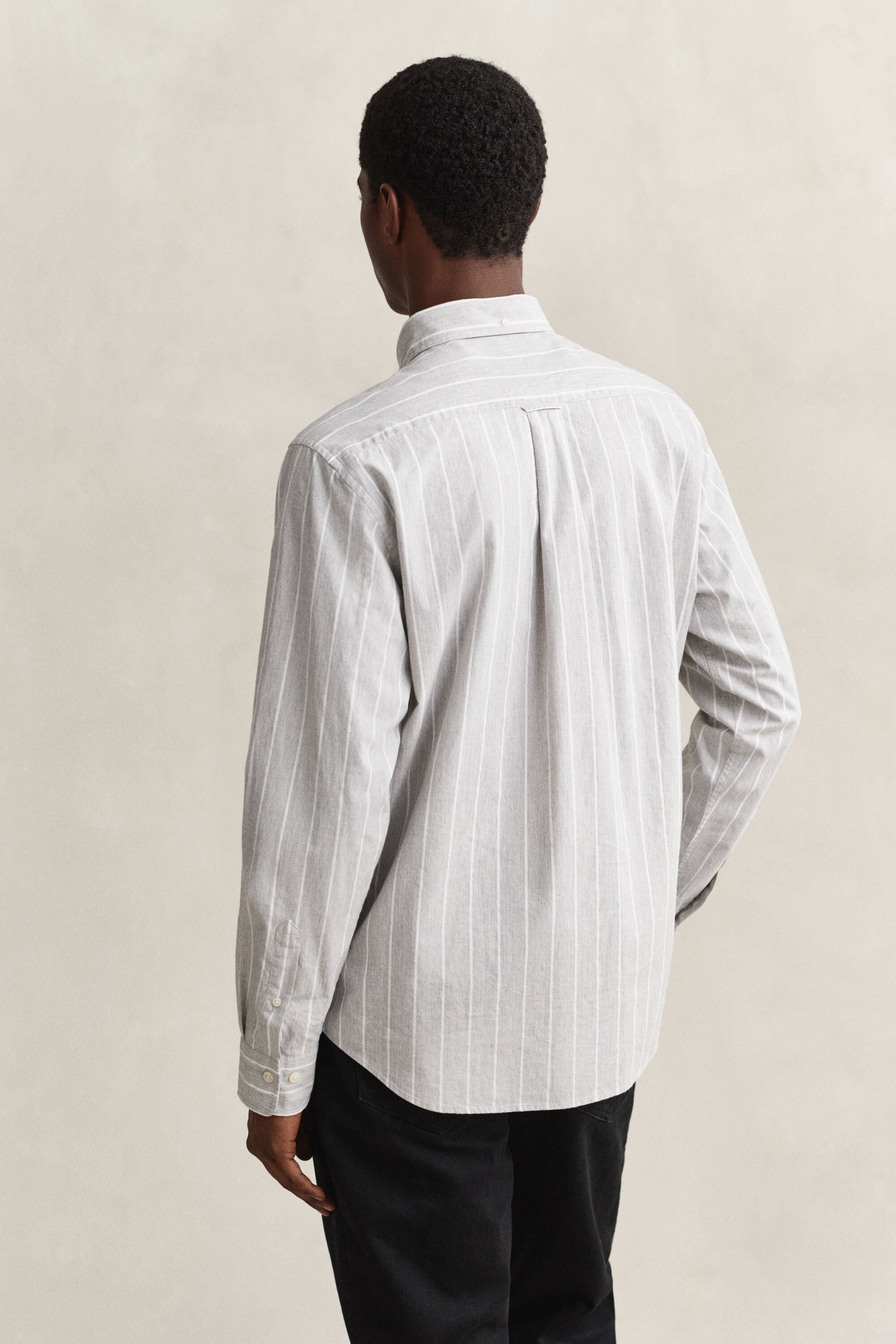 Camisa em popelina e mistura de tecidos às riscas