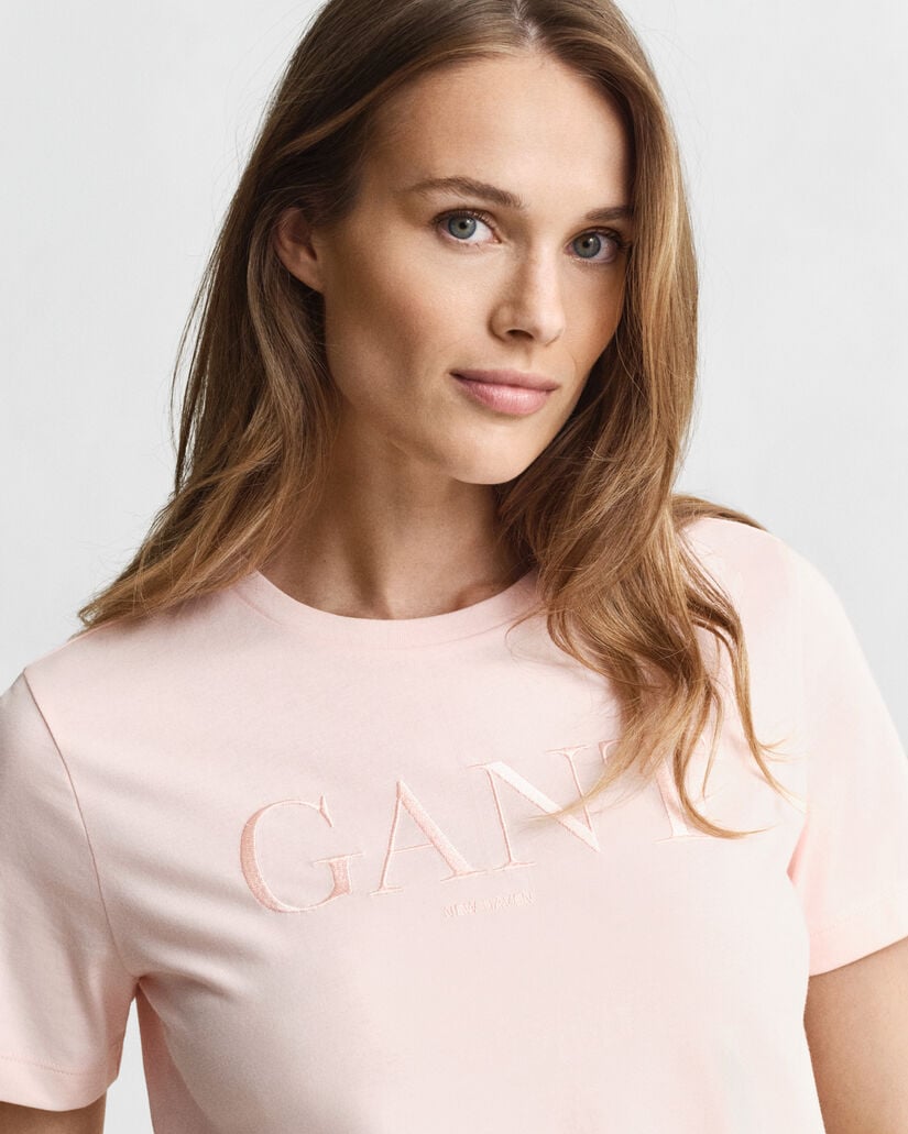 T-shirt com grafismo no mesmo tom