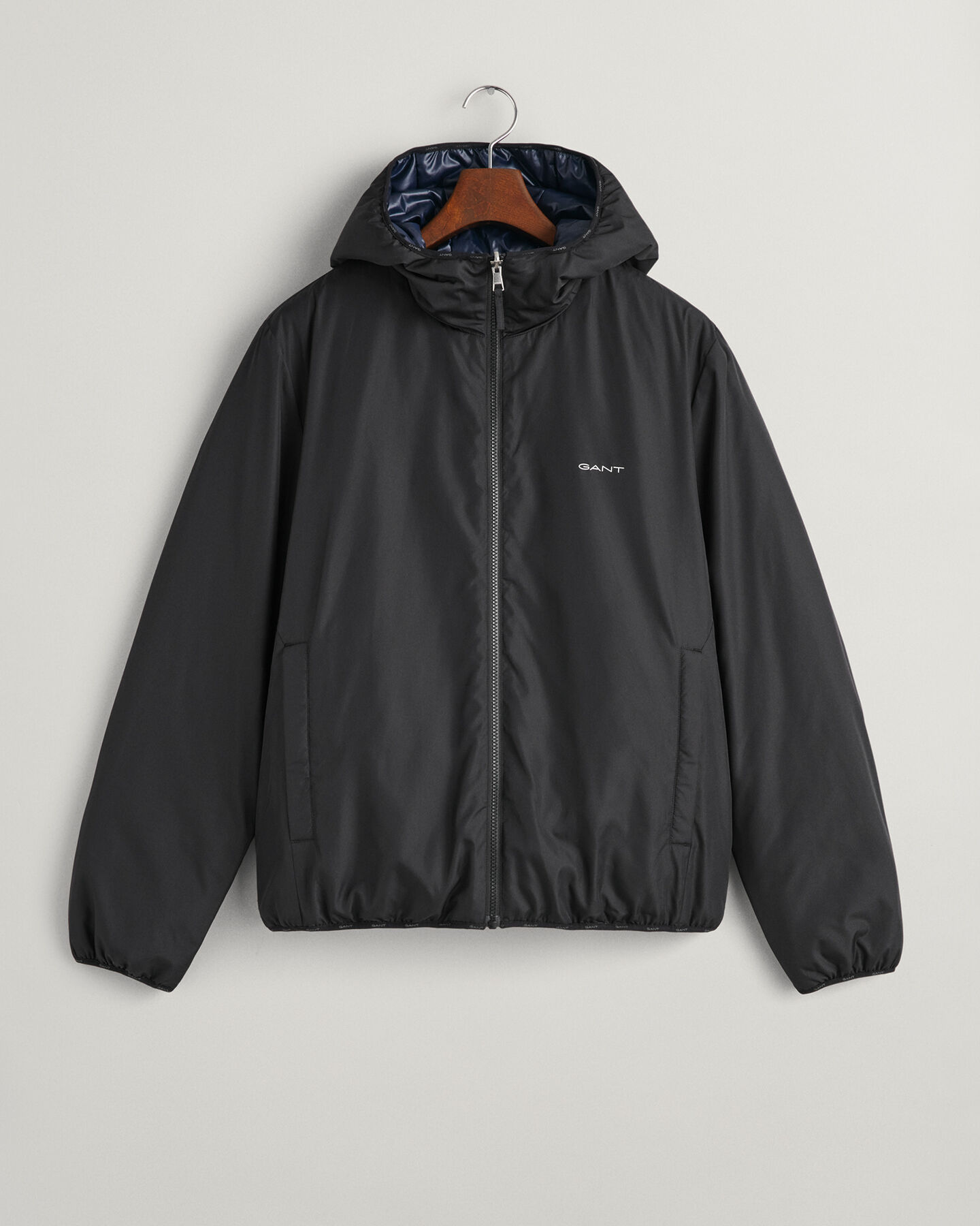 Casaco com capuz revers&iacute;vel