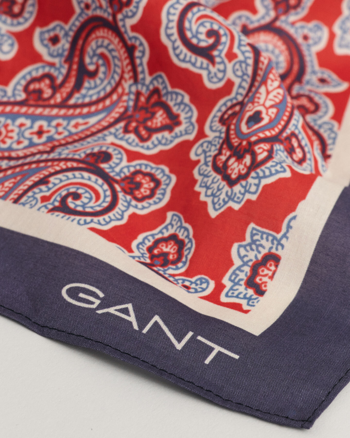 Lenço em algodão com padrão paisley