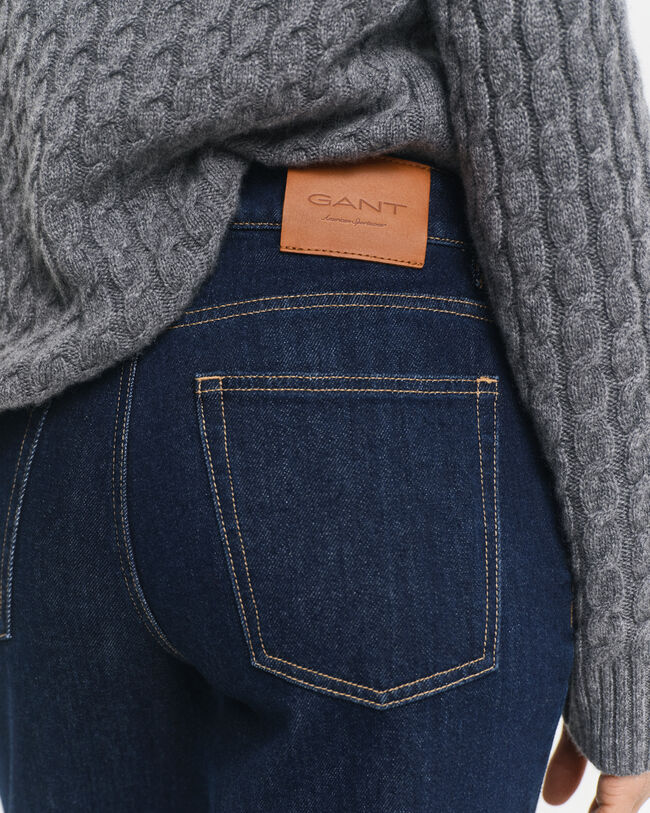 Calças de ganga com elastano e perna a direito