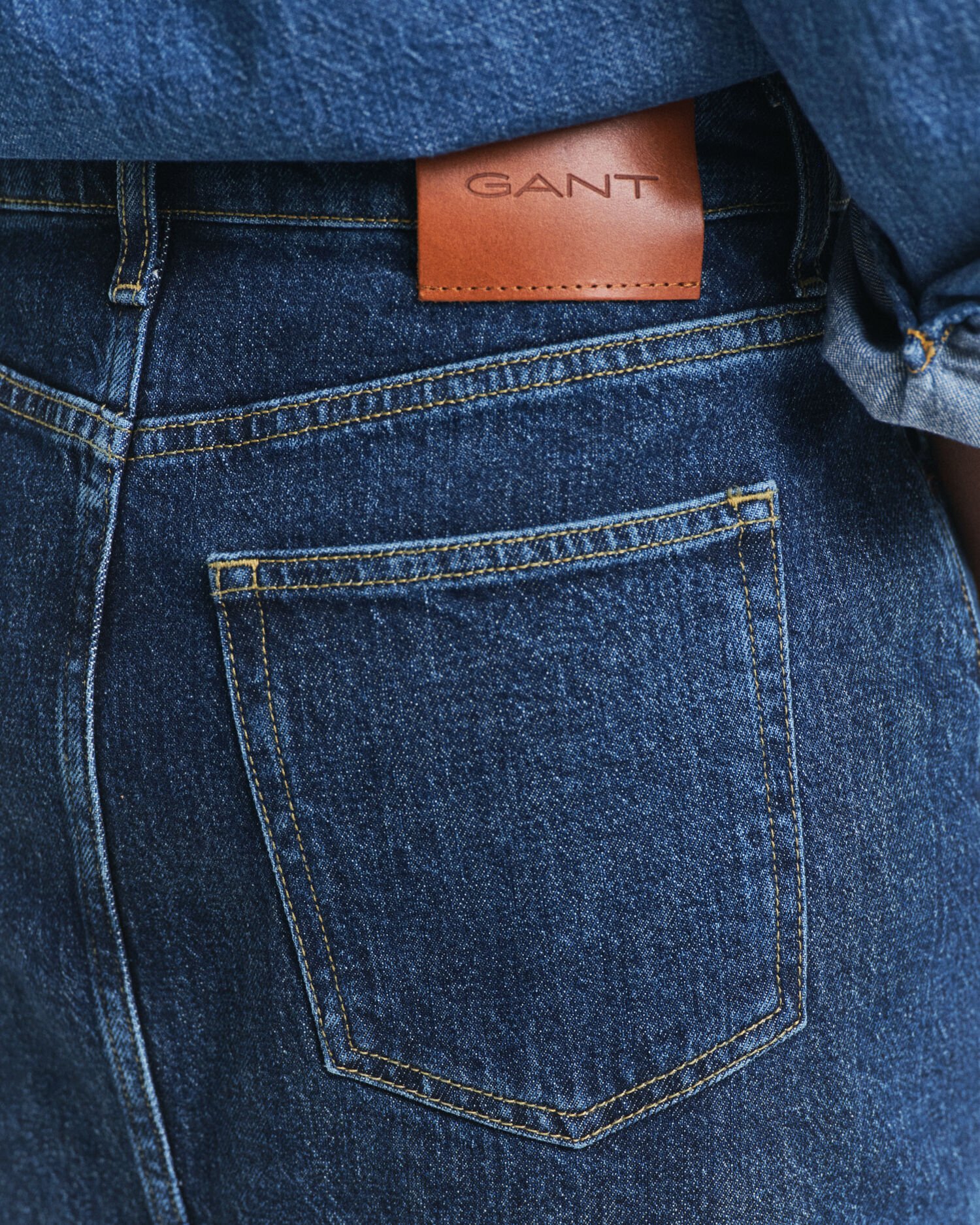 Saia em ganga com comprimento médio e botões