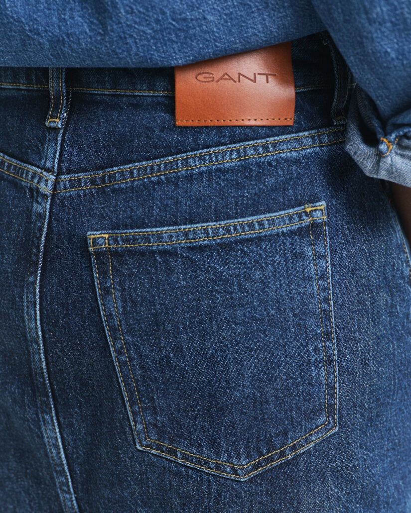 Saia em ganga com comprimento médio e botões