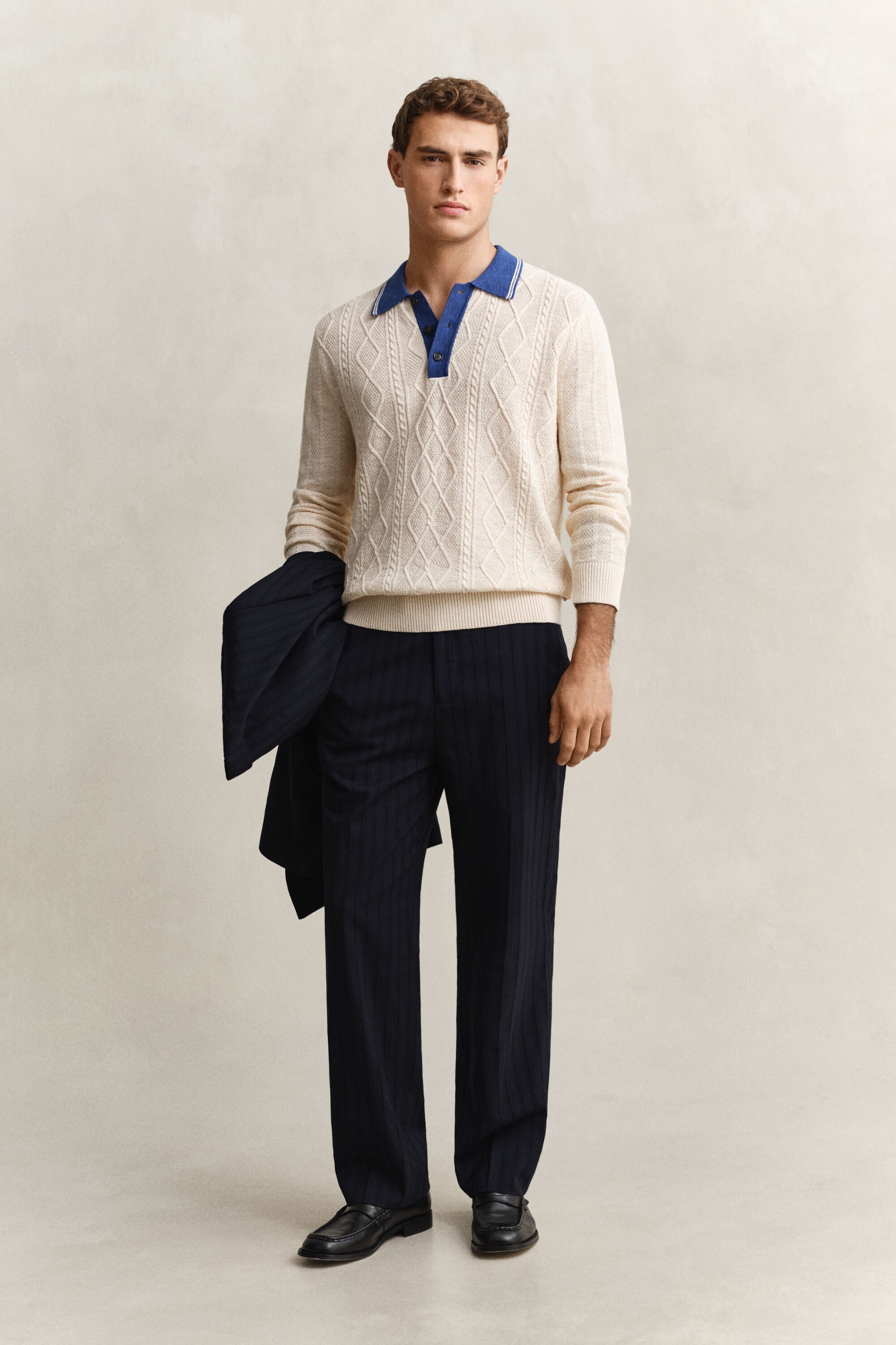 Pulover estilo polo em malha entrançada