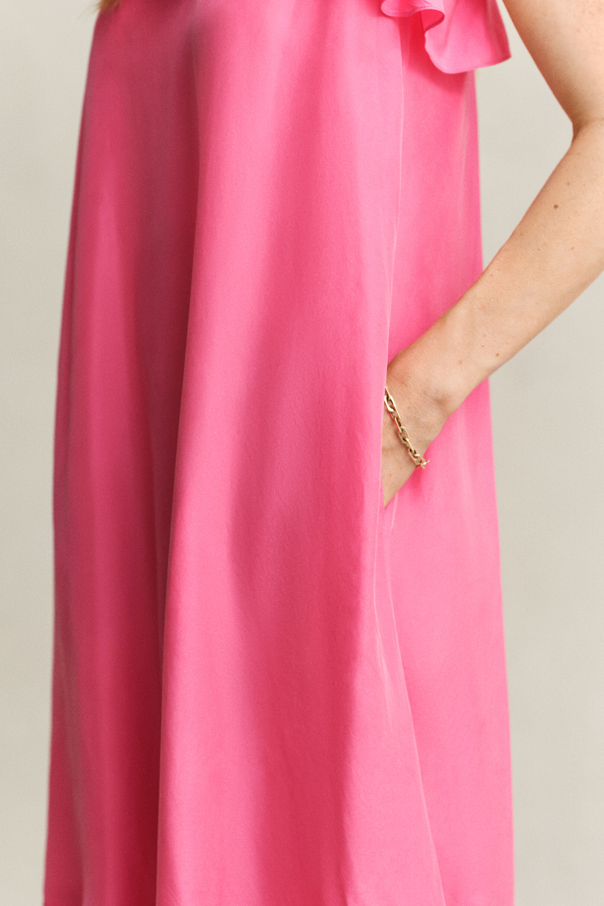 Vestido de alças em seda com comprimento médio