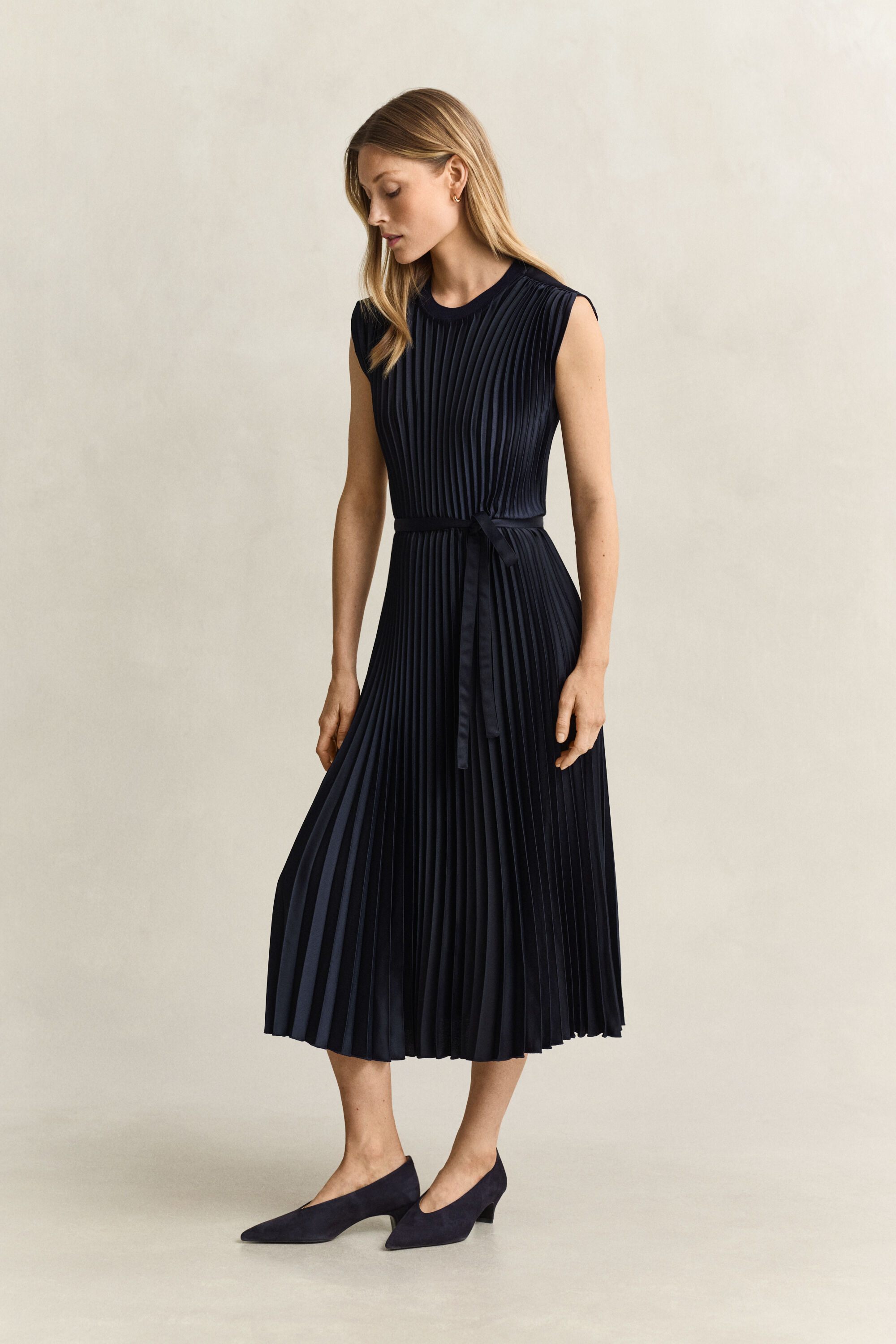 Vestido com pregas e cinto
