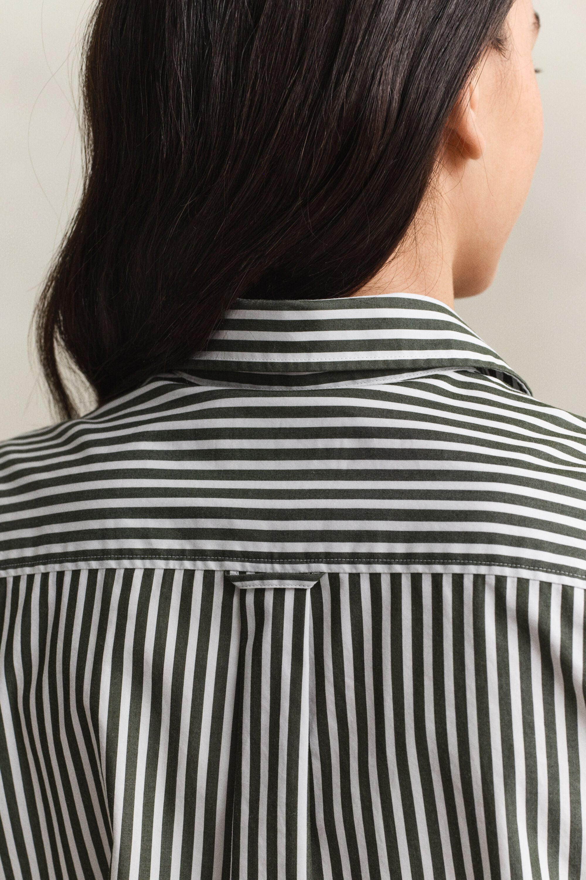 Camisa em popelina às riscas clássica regular fit