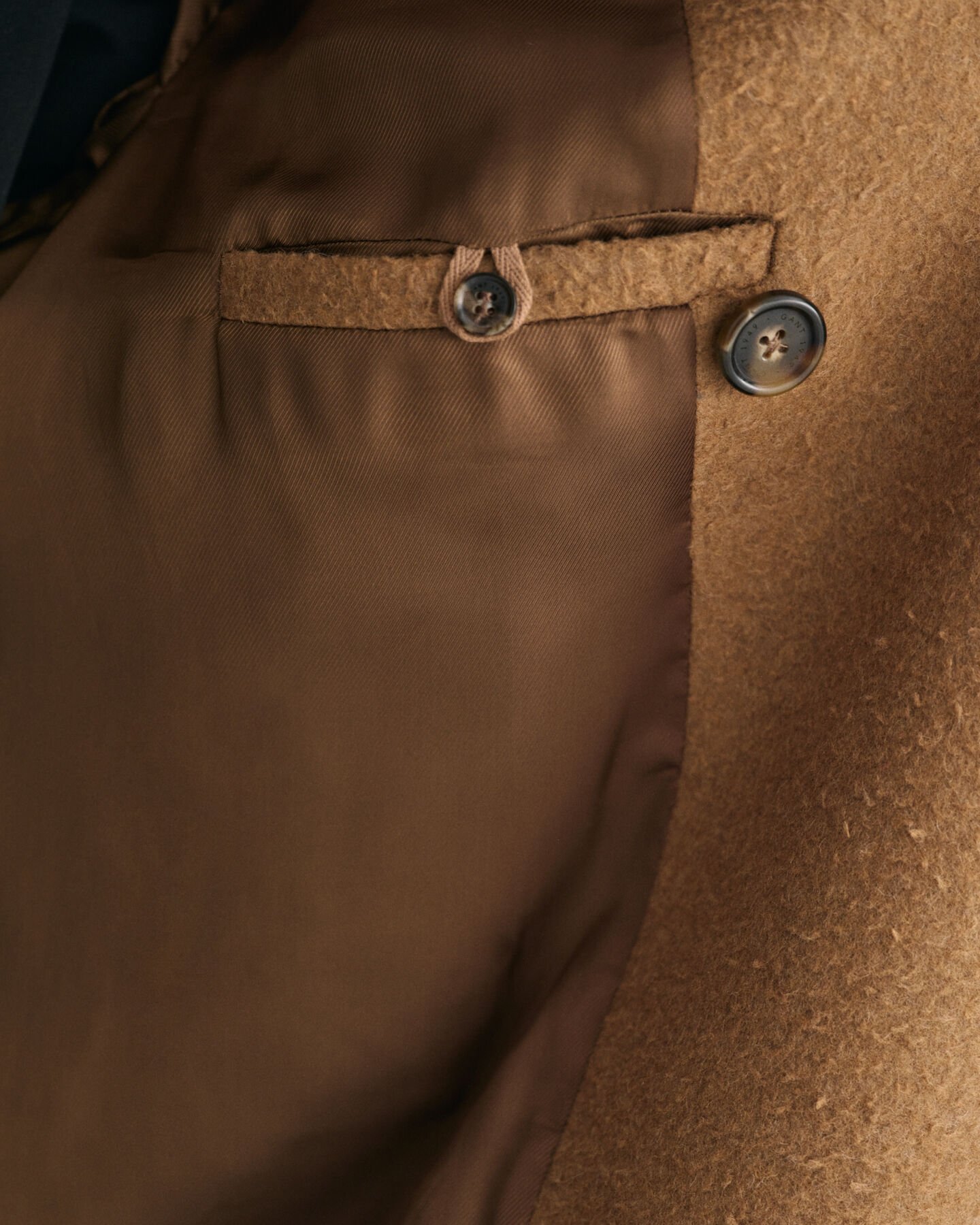 Sobretudo em lã com frente de trespasse