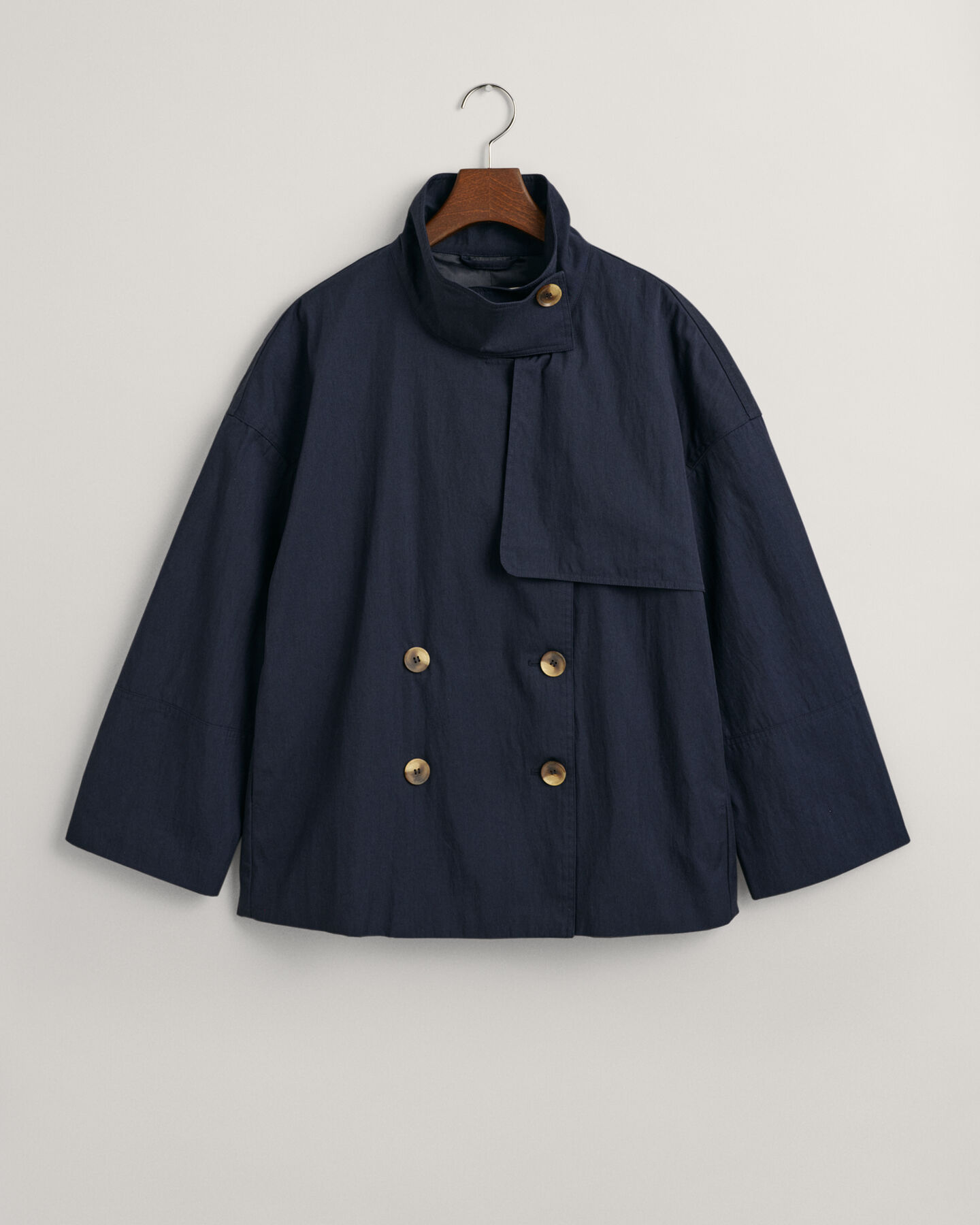 Casaco estilo gabardina com comprimento médio