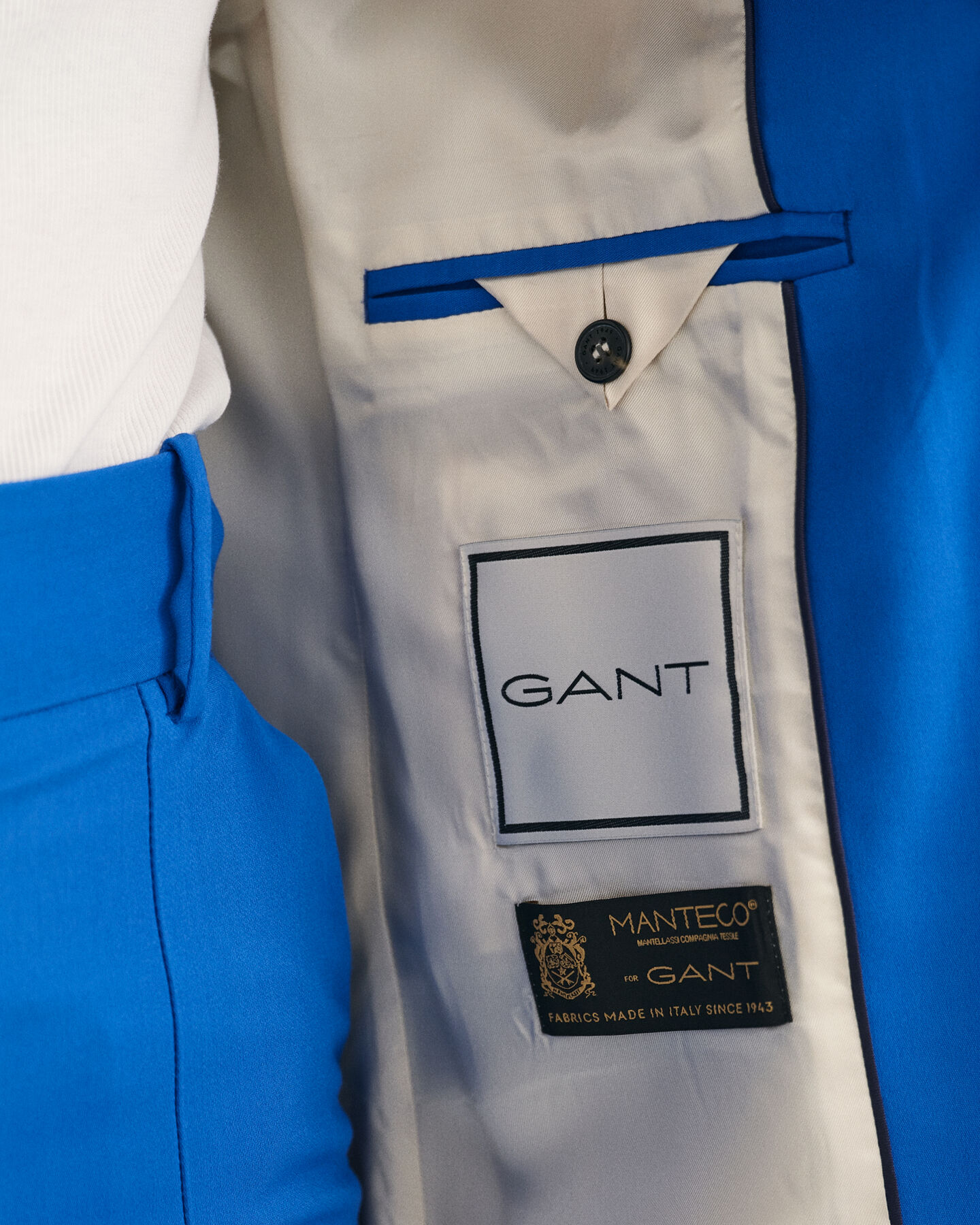 Blazer cintado com ombros largos