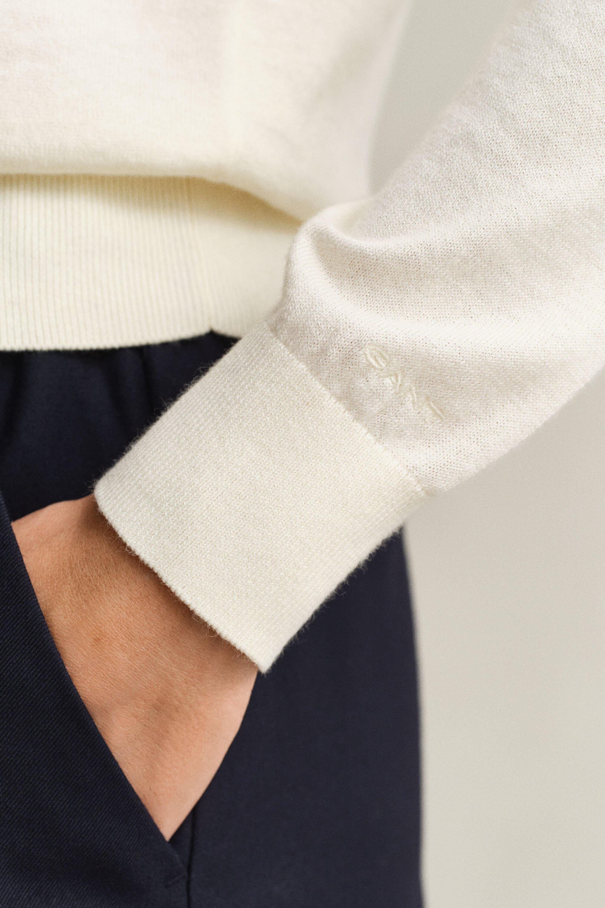 Casaco de malha com decote redondo leve