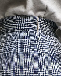 Saia plissada com padrão de xadrez estampado