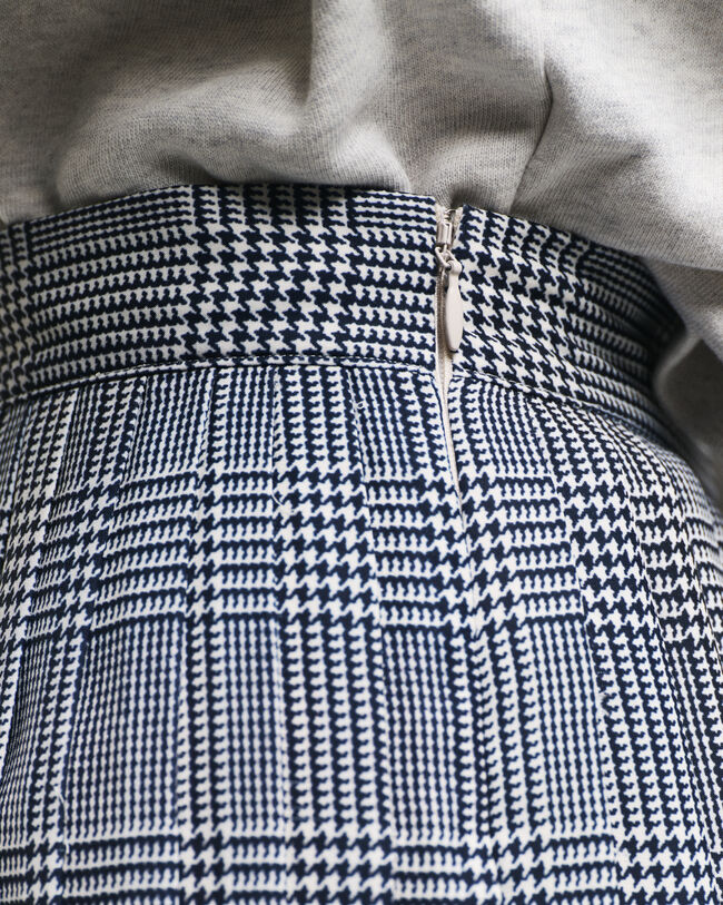 Saia plissada com padrão de xadrez estampado