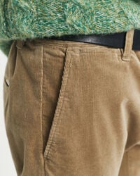 Calças chino em bombazina slim fit