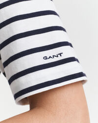 T-shirt às riscas com decote de barco