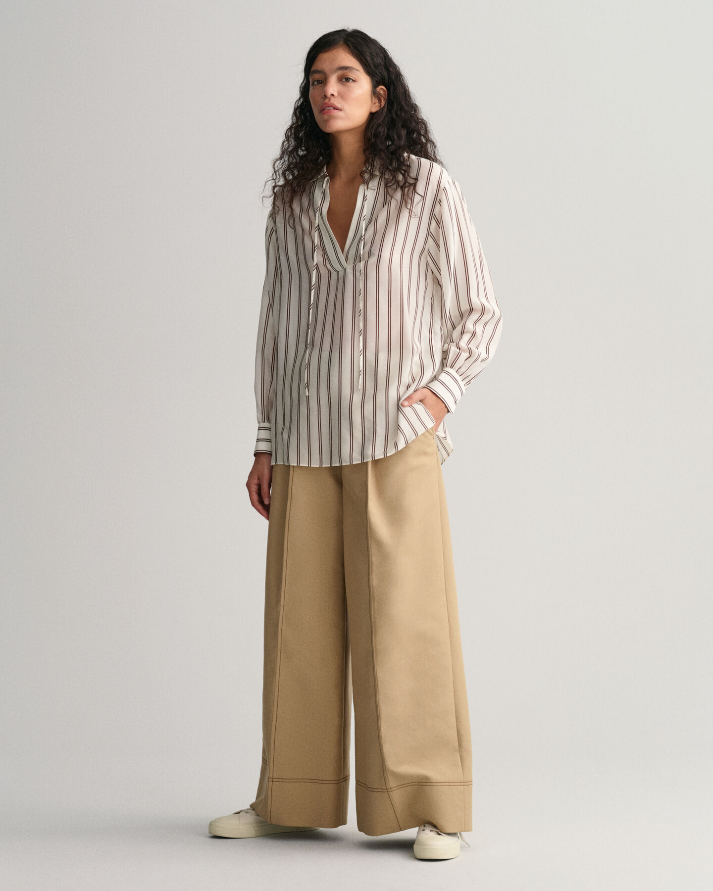 Blusa com decote em V &agrave;s riscas