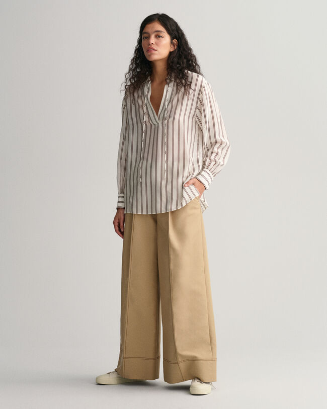 Blusa com decote em V &agrave;s riscas