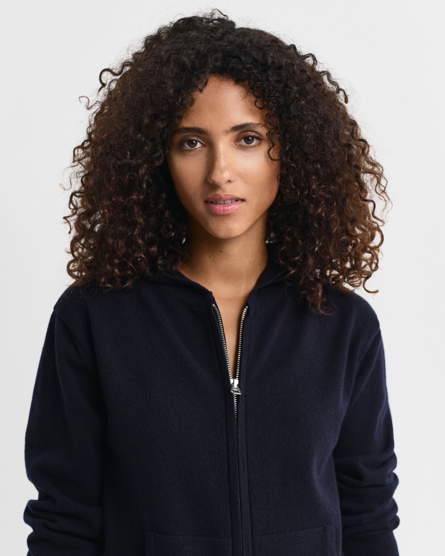 Sweatshirt com capuz e fecho em lã extrafina