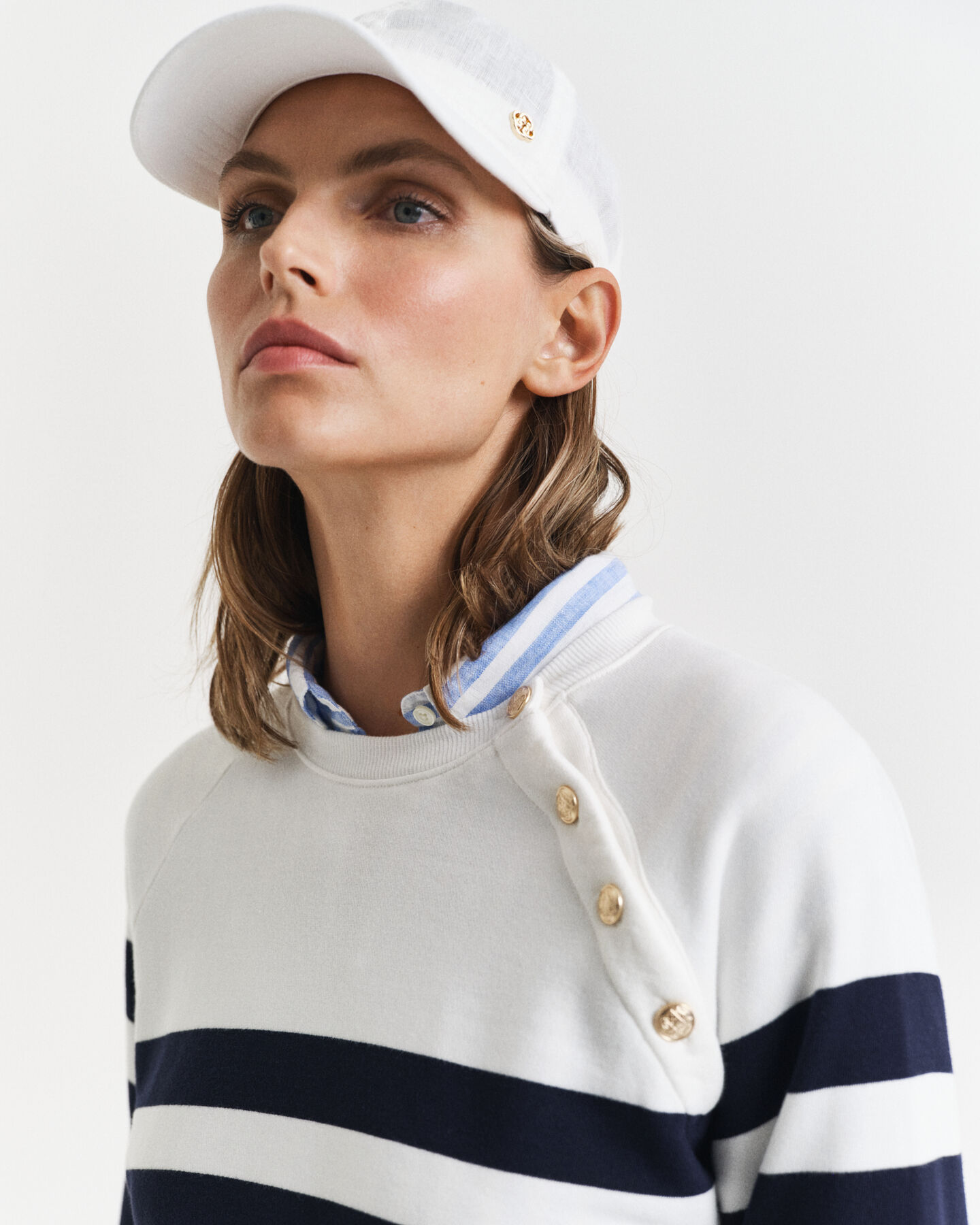 Sweatshirt às riscas com decote redondo e botões dourados