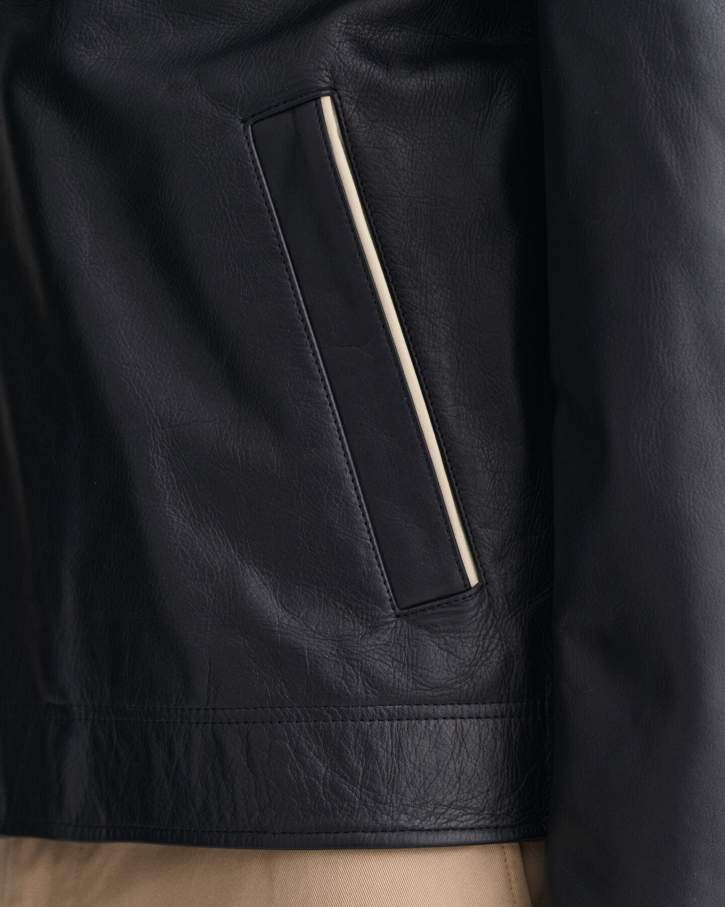 Blus&atilde;o em pele curto