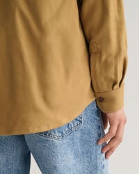 Sobrecamisa em sarja resistente