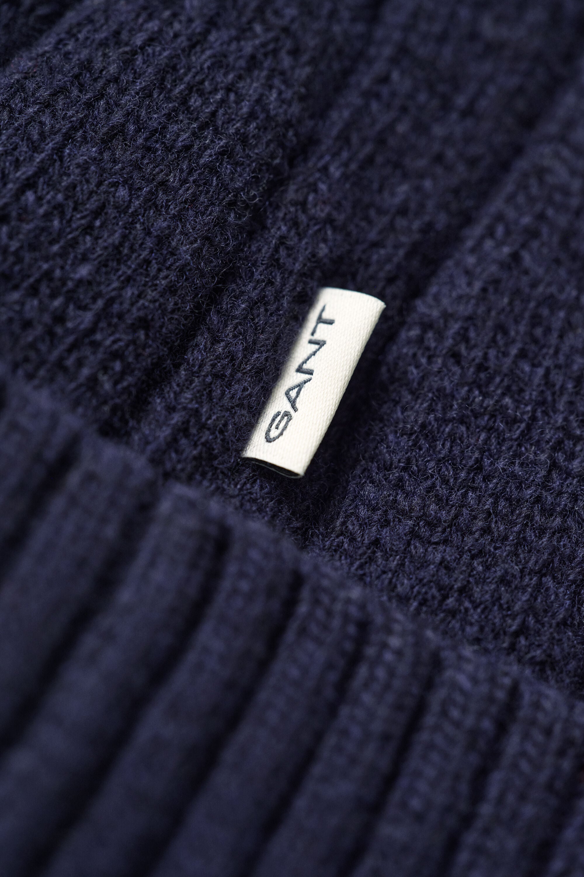 Gorro em malha entrançada de lã