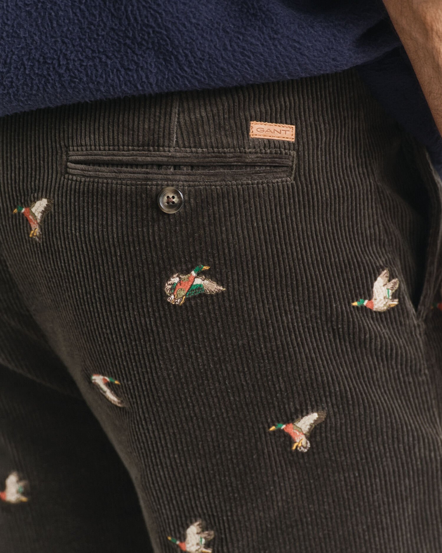 Calças em bombazina bordadas straight fit