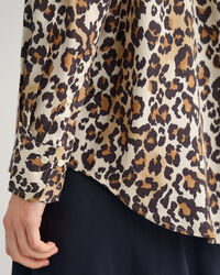 Camisa em modal com padrão de leopardo relaxed fit
