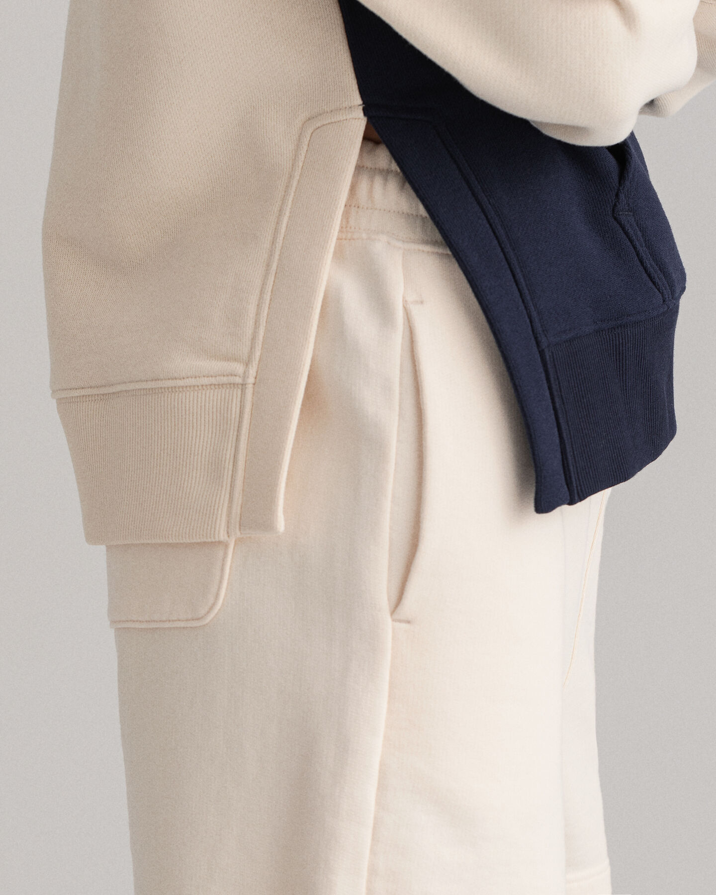 Sweatshirt com capuz e bloco de cor