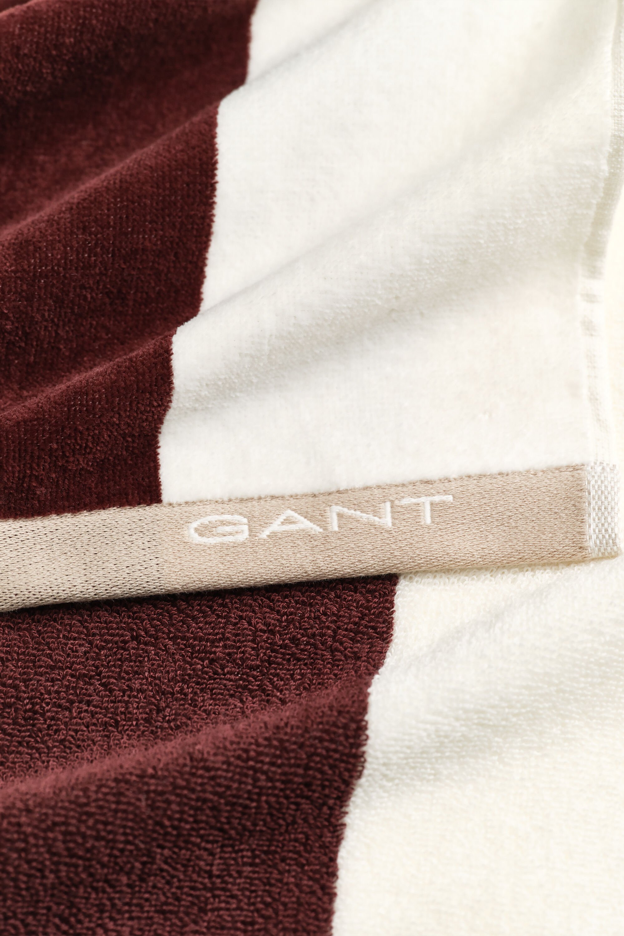 Toalha de praia às riscas arrojadas