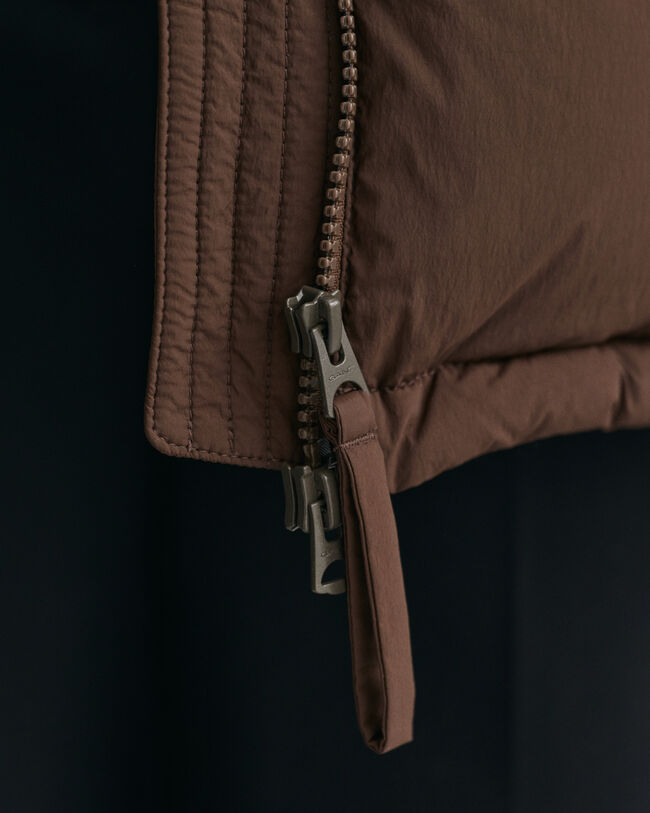 Blusão de penas com comprimento médio