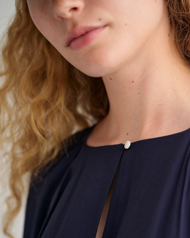 Vestido com decote à barco