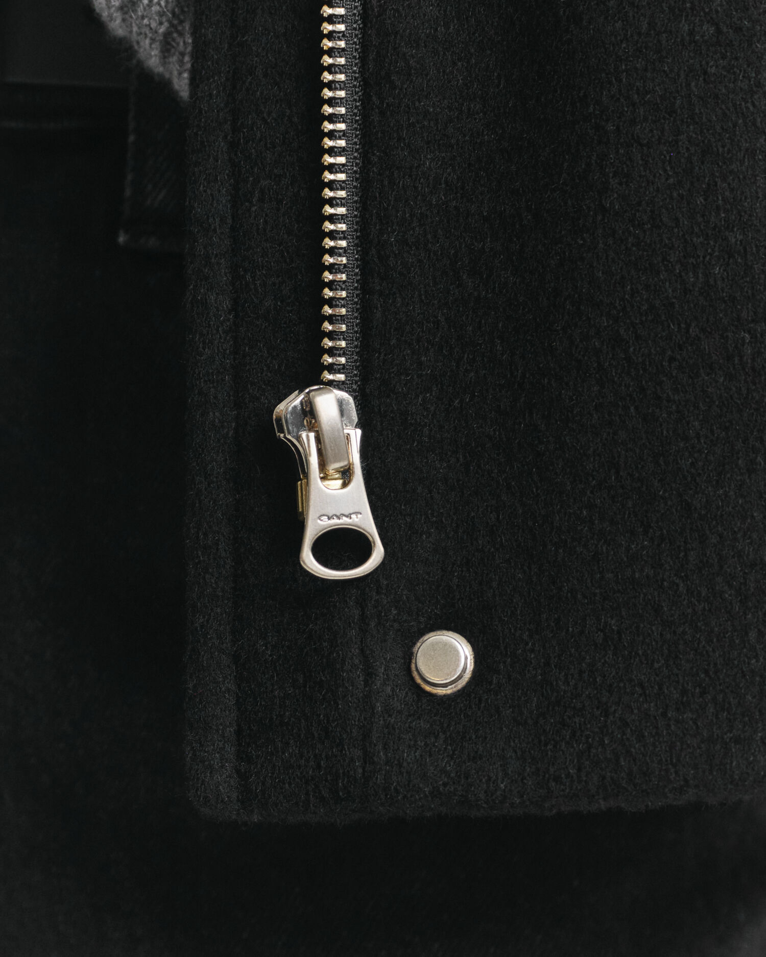 Casaco curto em lã com fecho de correr