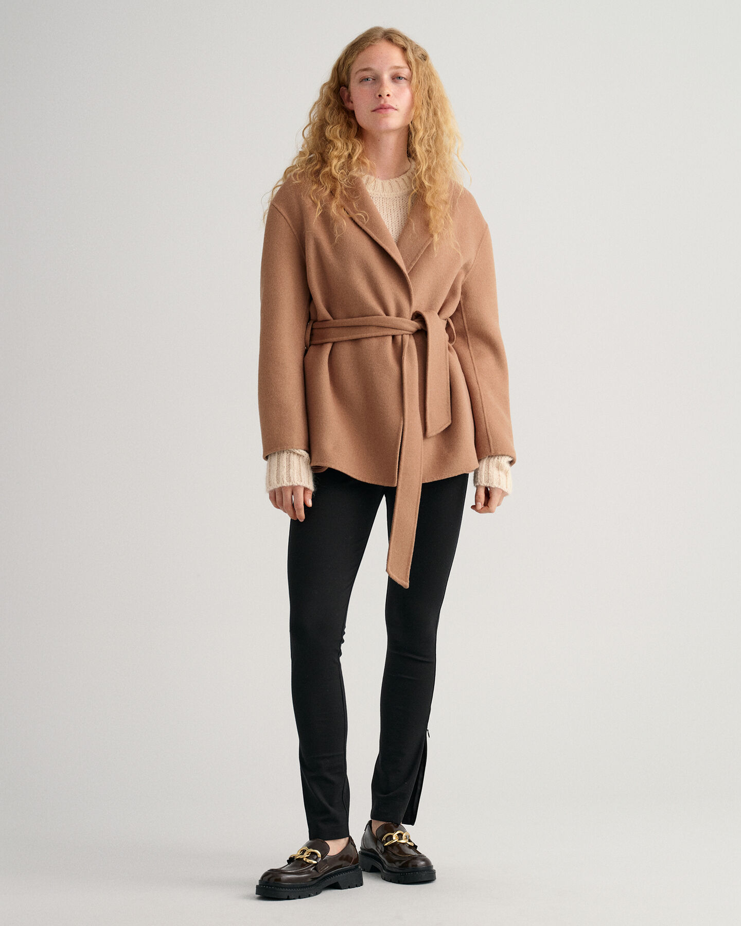 Blazer com cinto cosido à mão