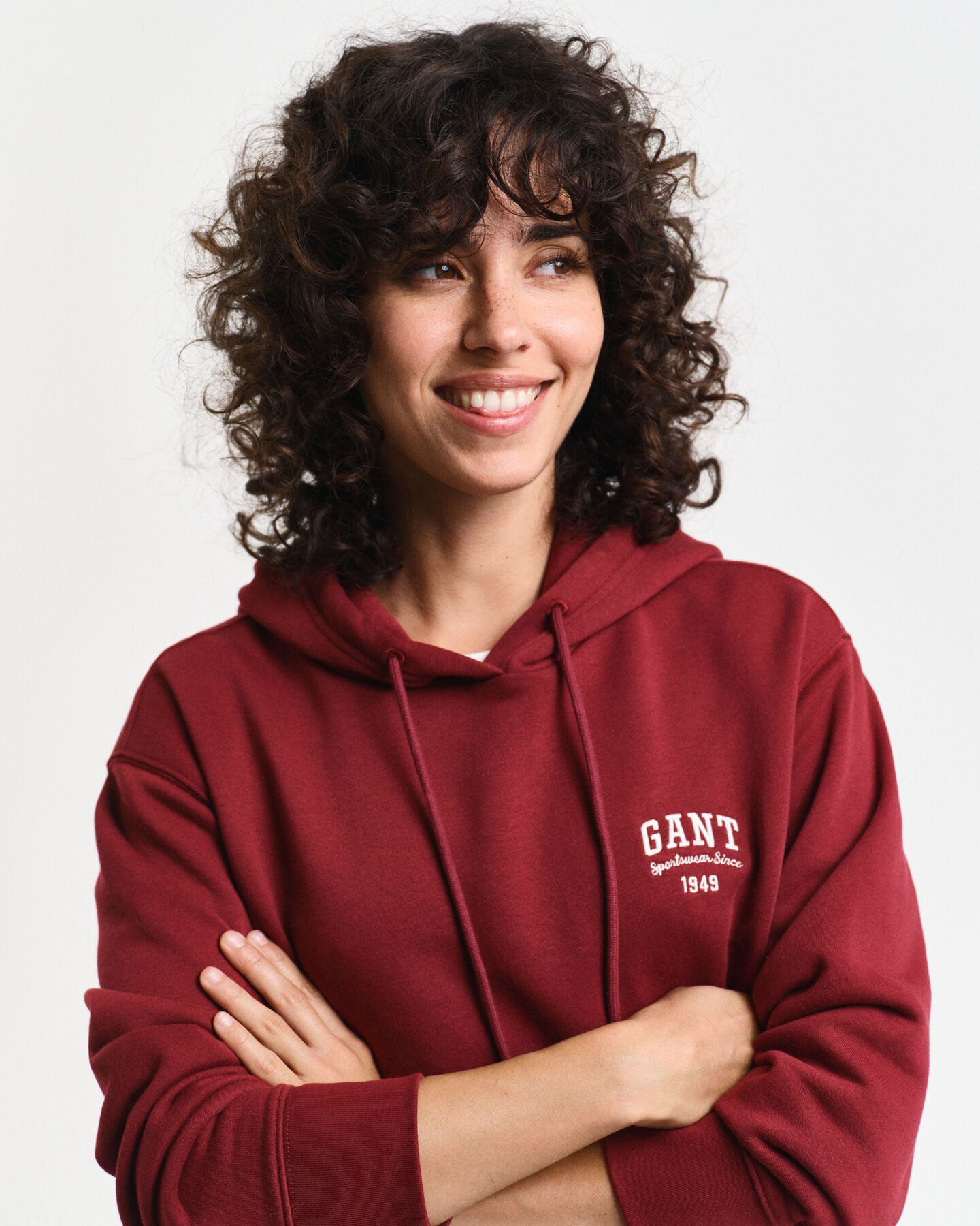 Sweatshirt com capuz e grafismo pequeno