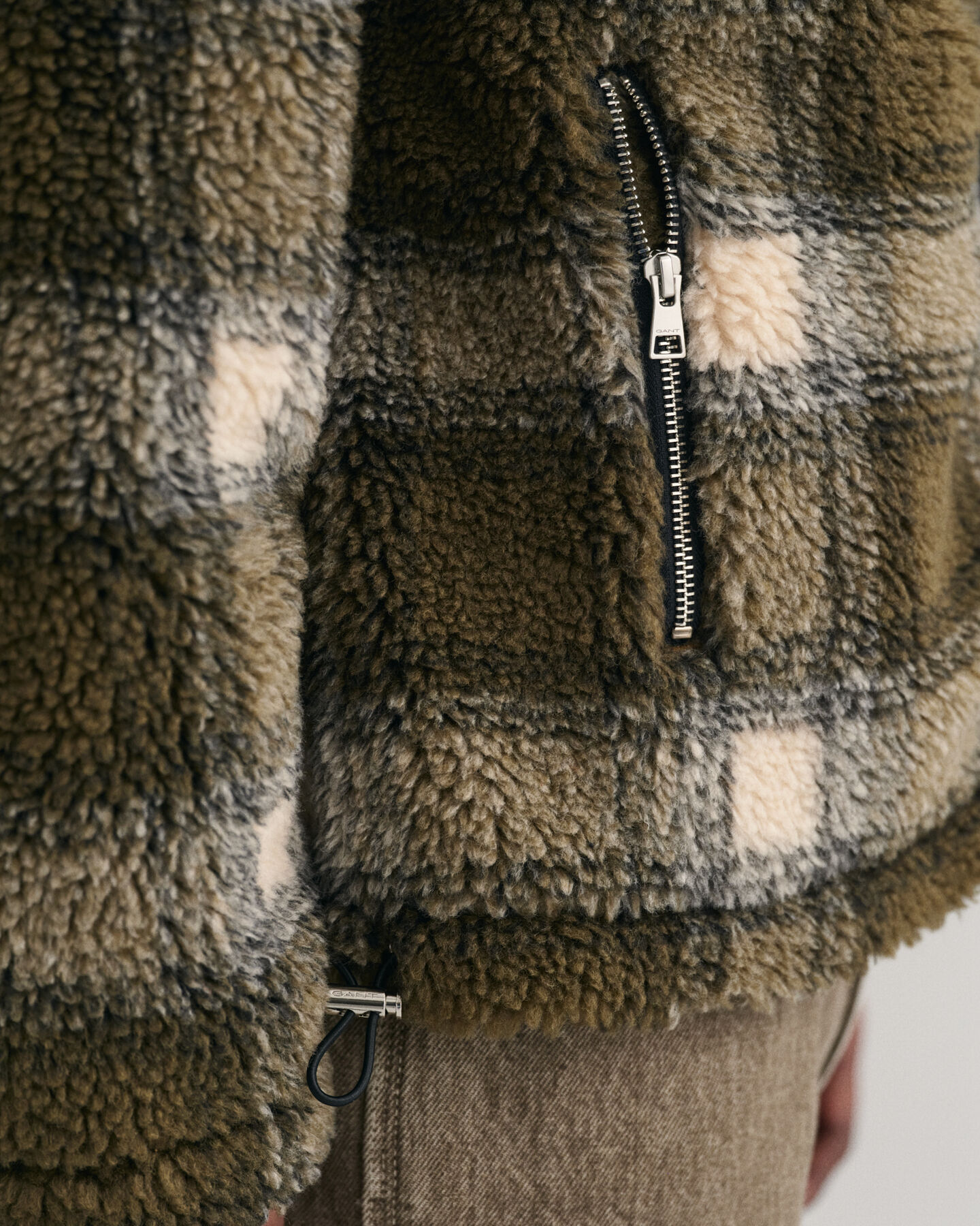 Polar com fecho de correr axadrezado