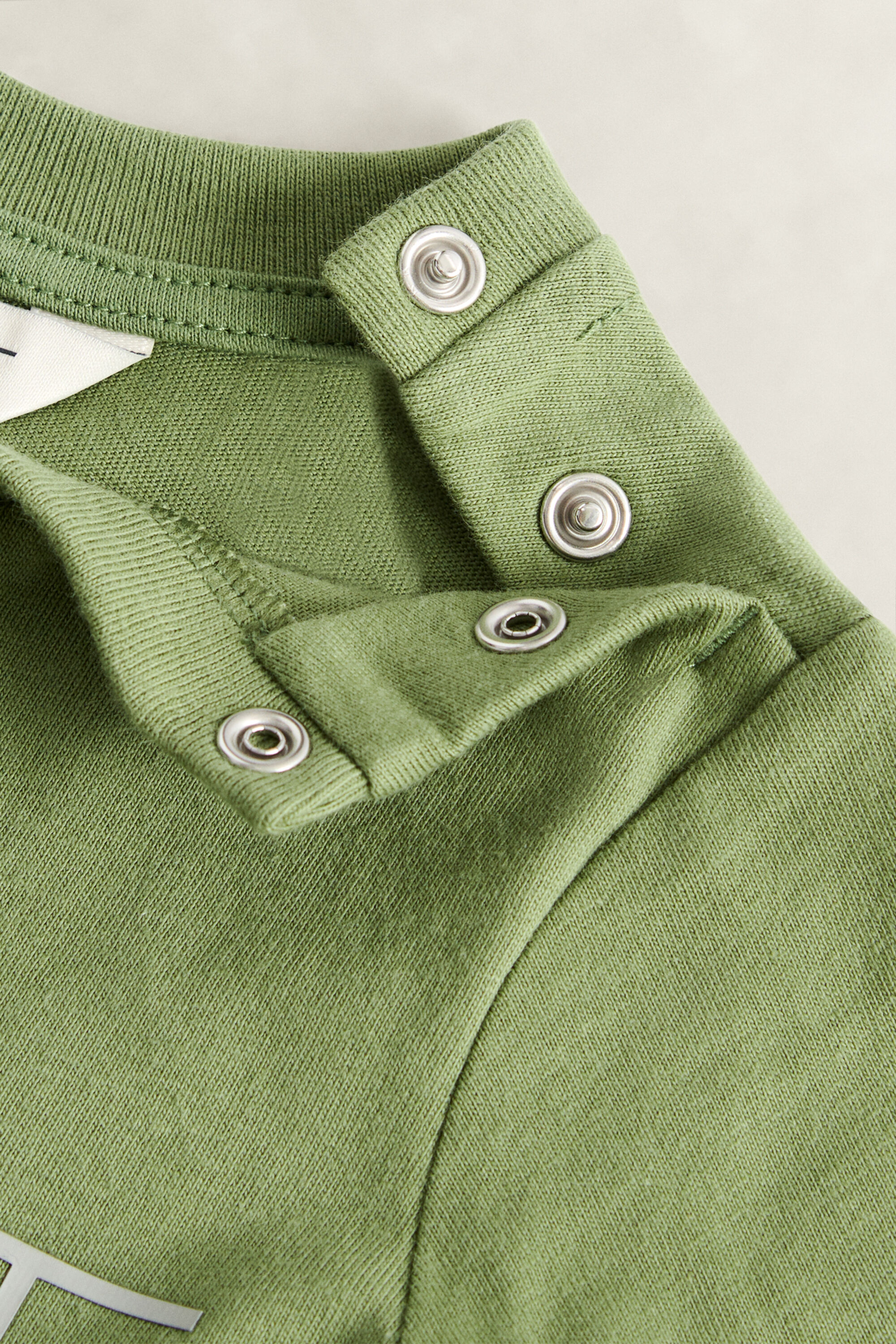 Conjunto com calças desportivas, t-shirt e sweatshirt com capuz e fecho Shield Boys