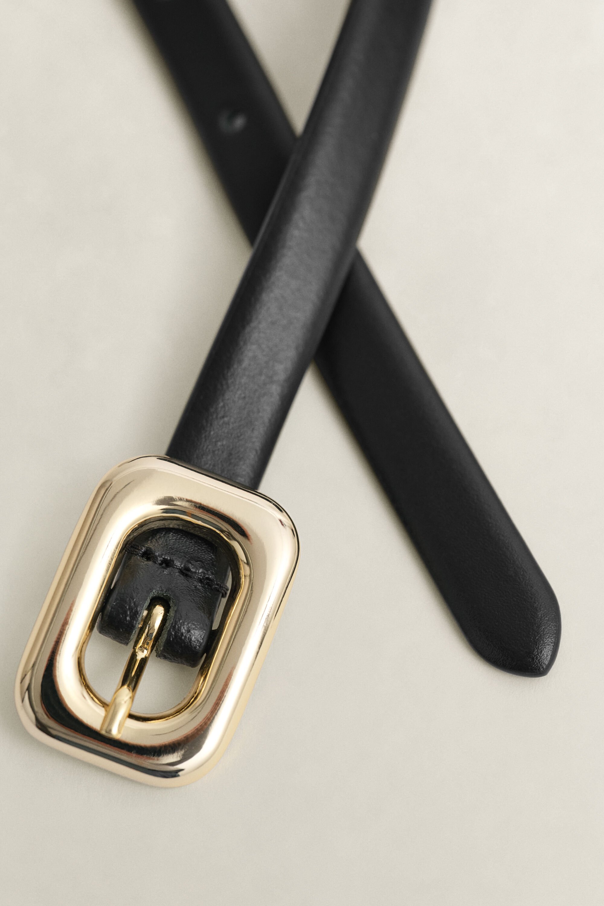 Cinto em pele com fivela redonda