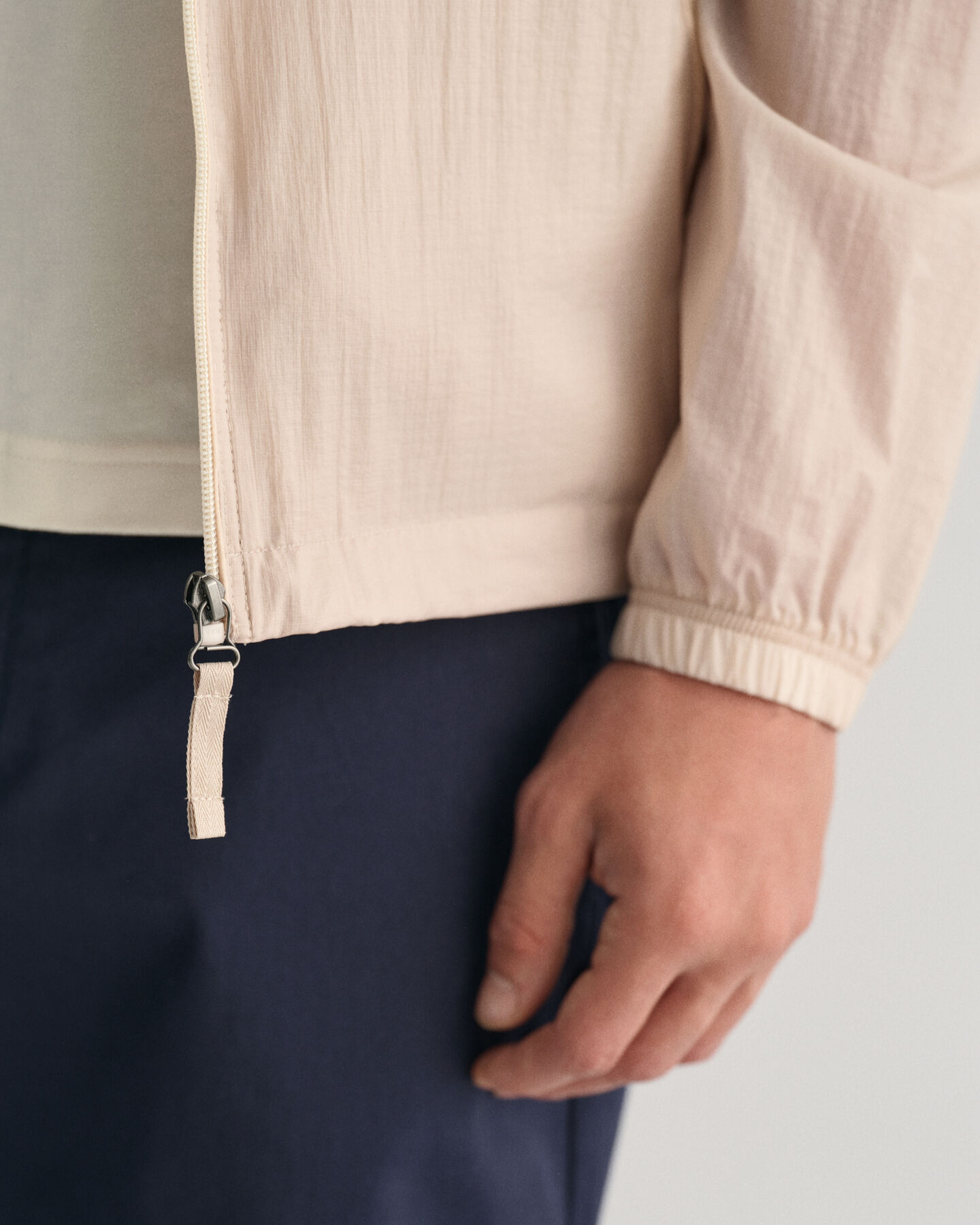 Casaco Windbreaker leve compactável