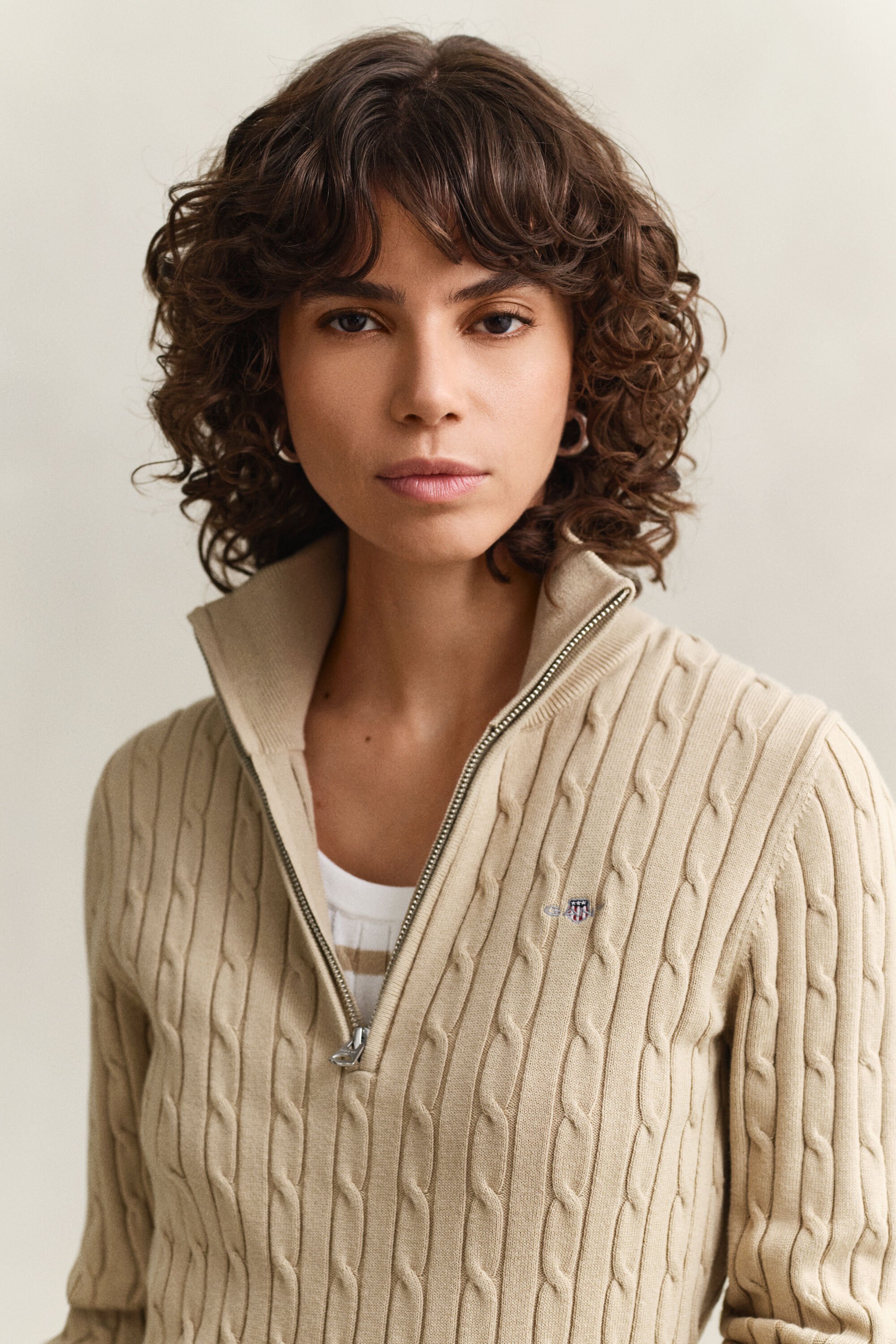 Camisola em malha entrançada com meio fecho de correr