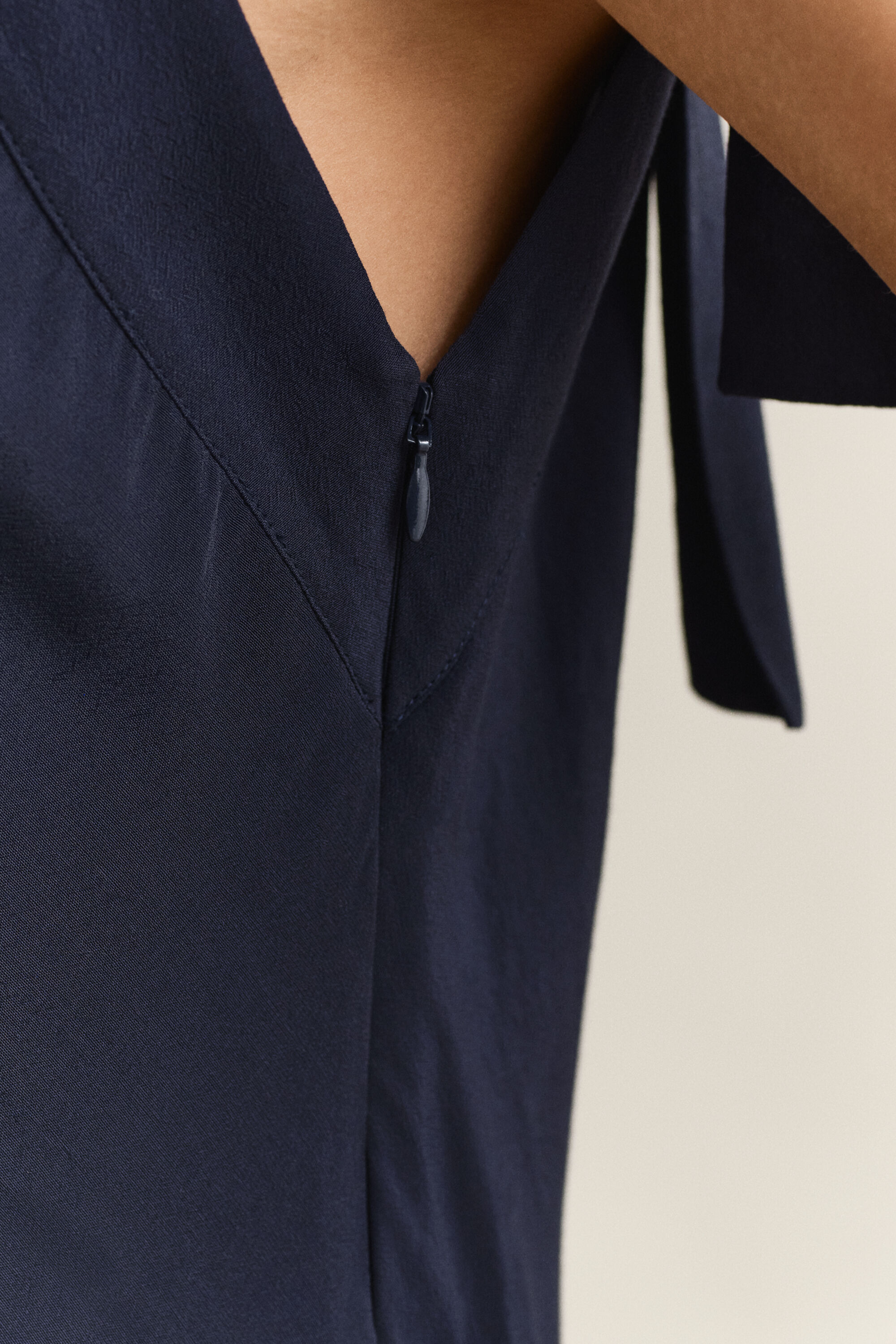 Vestido com corte enviesado