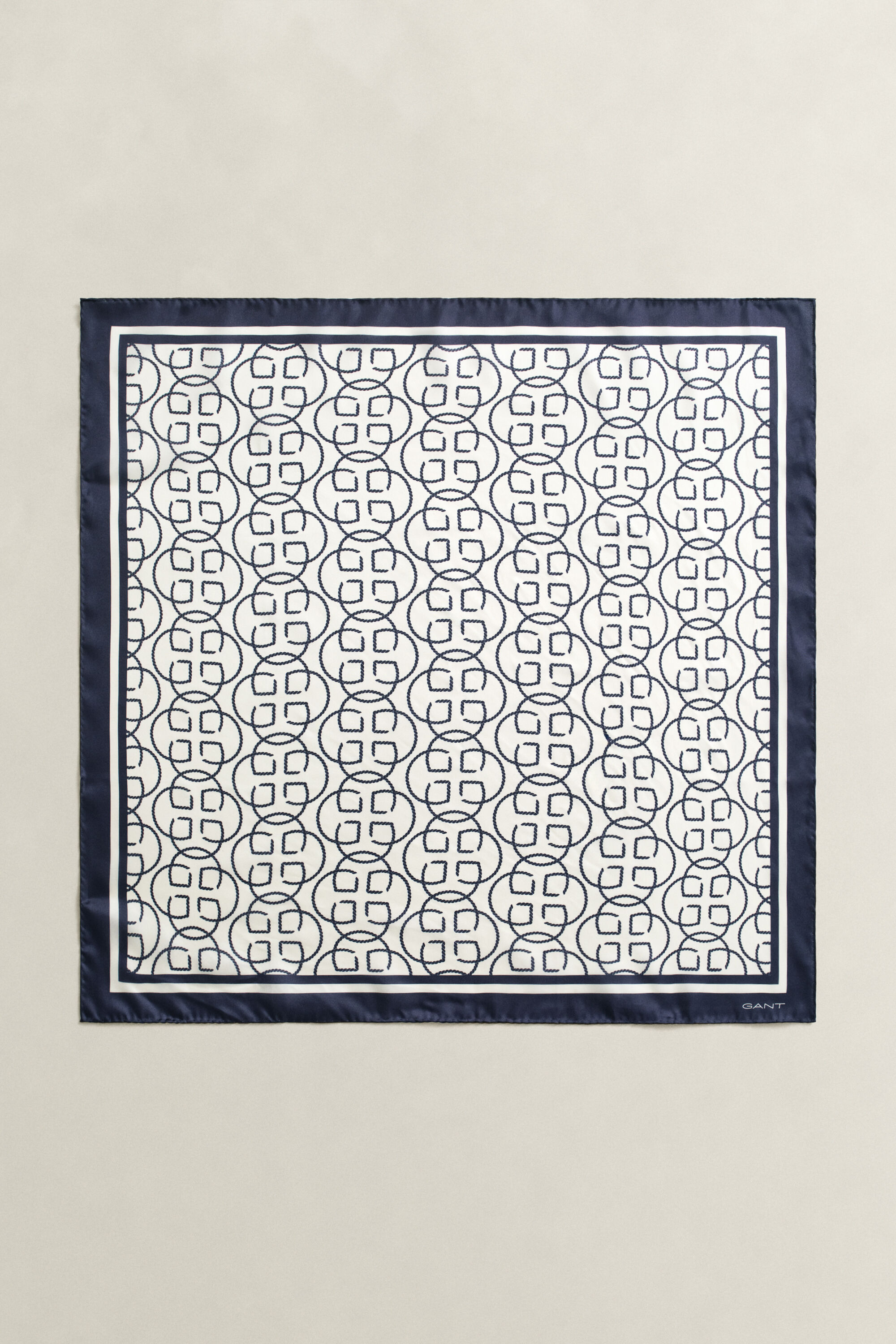 Lenço em seda Monogram